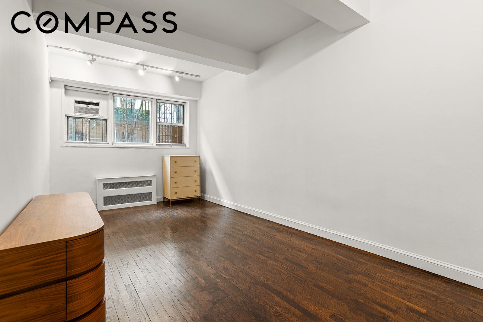 180 Thompson Street Le Property Photo 3