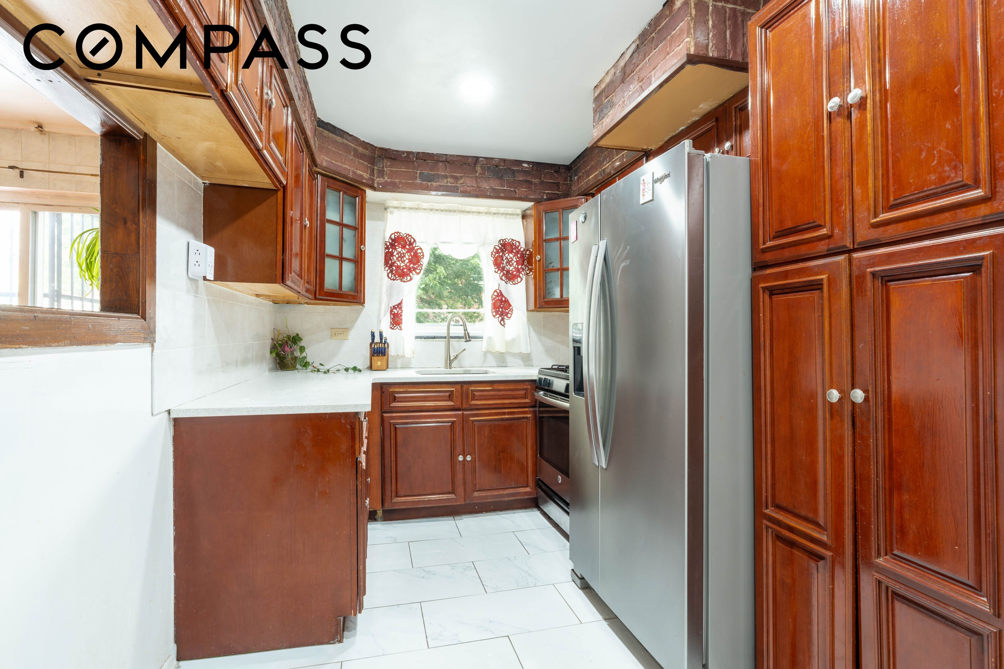 660 Pine Street Property Photo 4