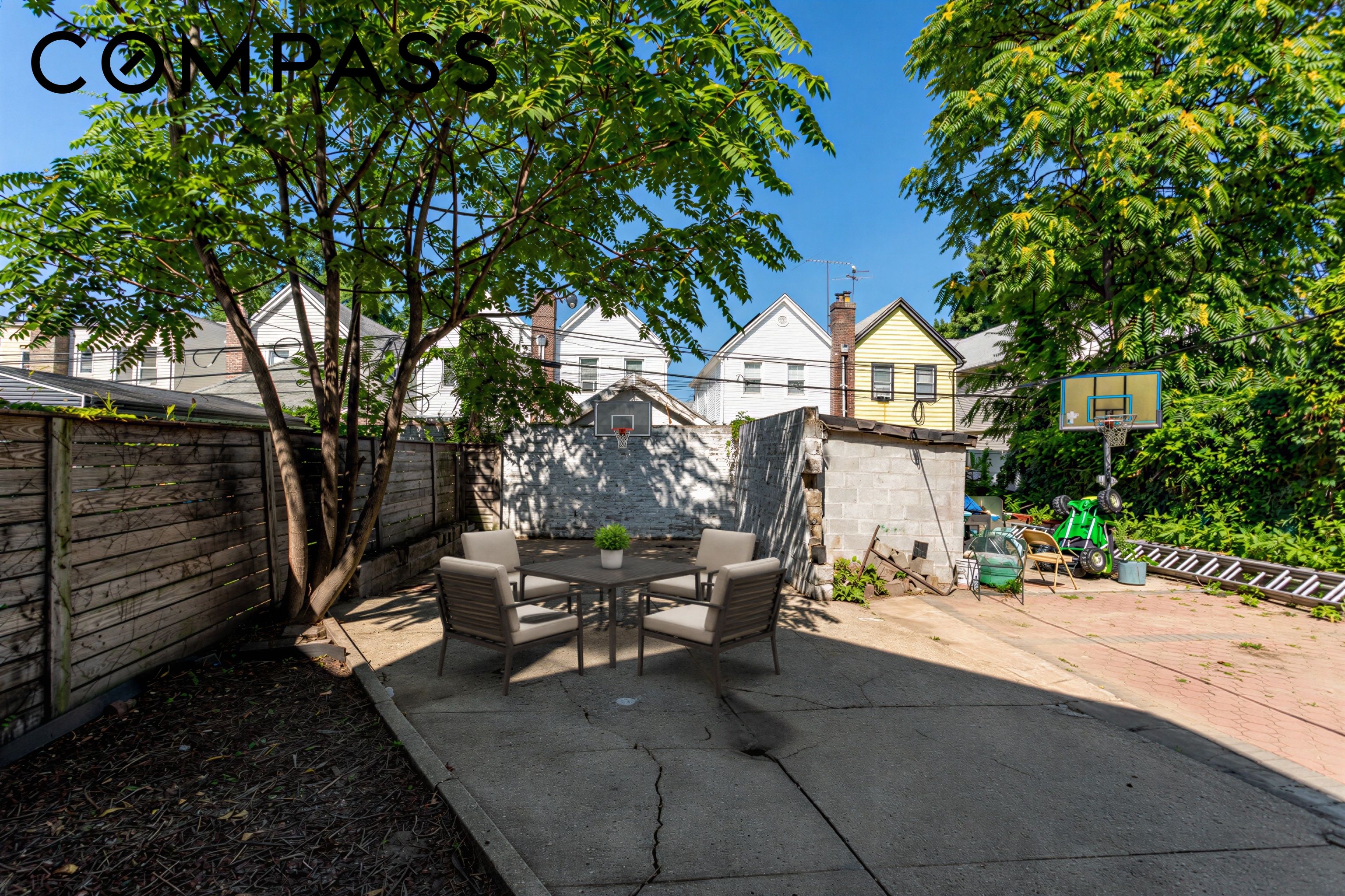586 E 42nd Street Property Photo 3