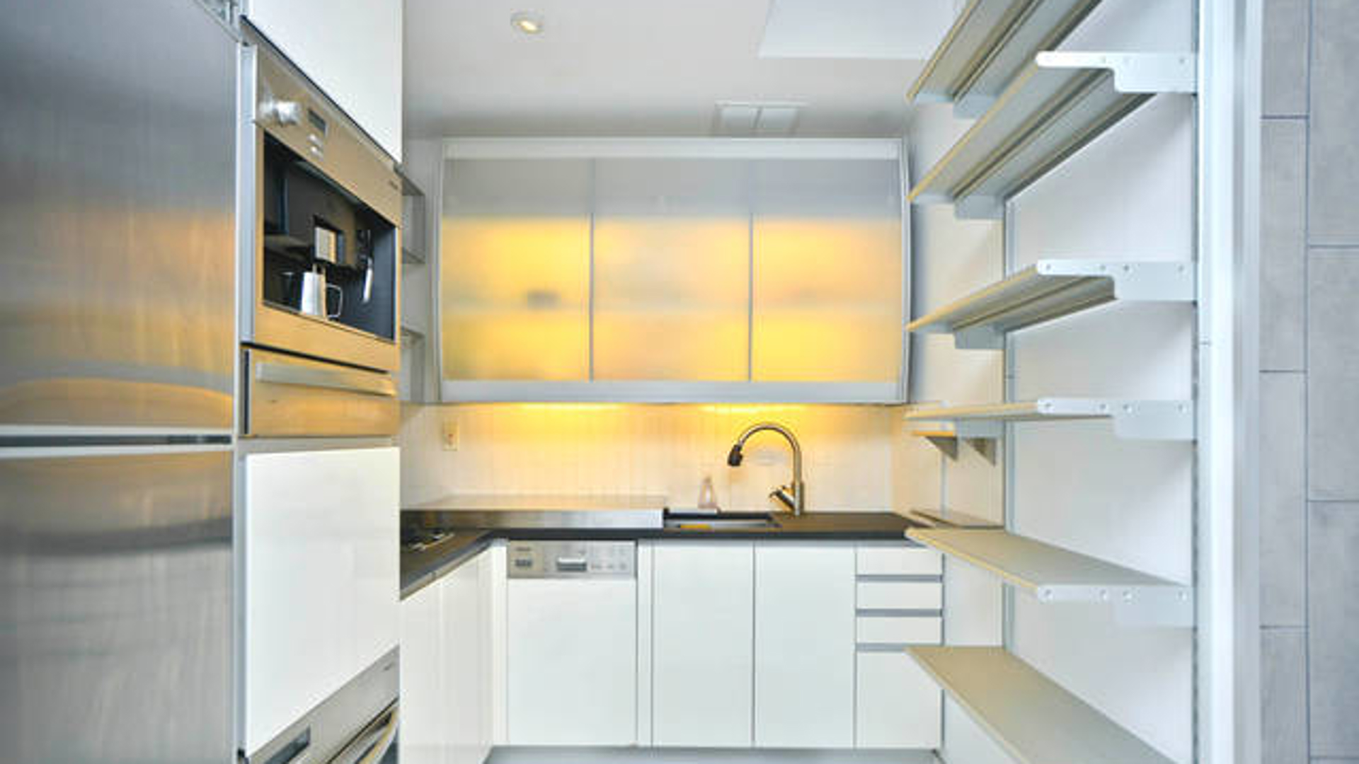 529 W 42nd Street 9q Property Photo 8