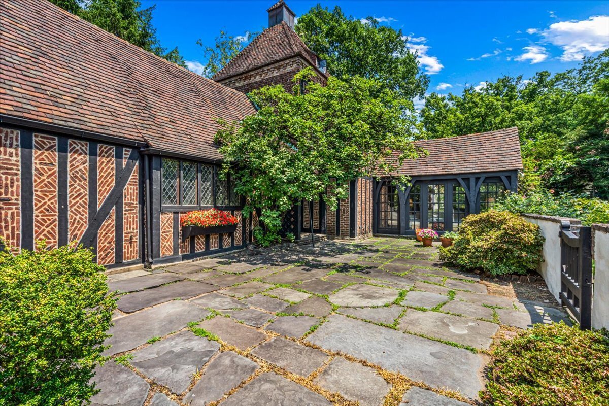 50 Overhill Road Property Photo 3