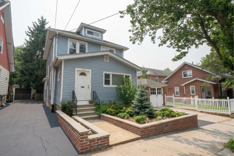 414 E 239th Street Property Photo 1