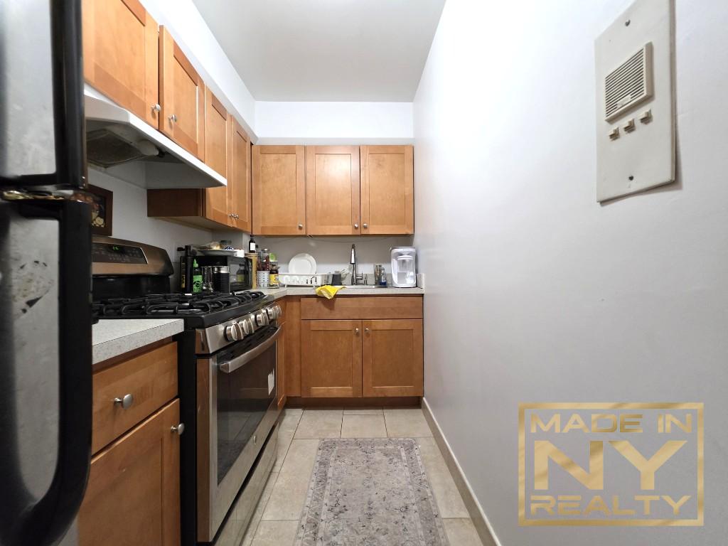 327 W 30th Street 3e Property Photo 1