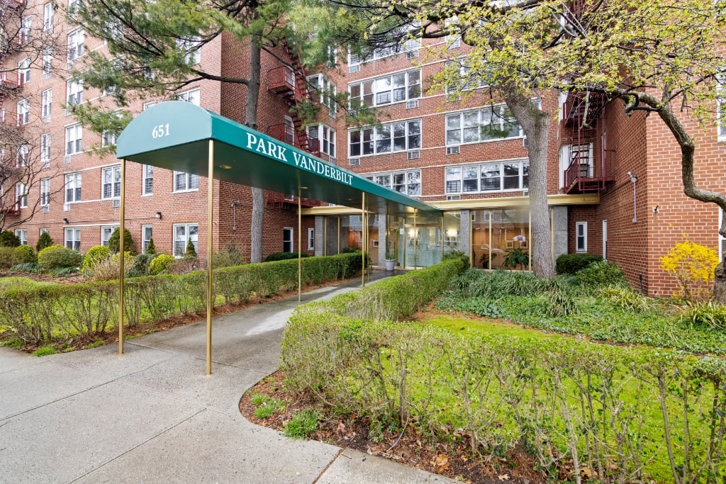 651 Vanderbilt Street 2p Property Photo 1