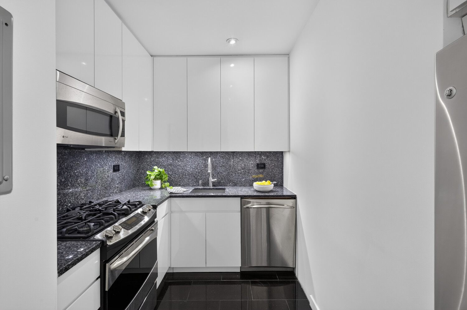 155 E 34th Street 20k Property Photo 10