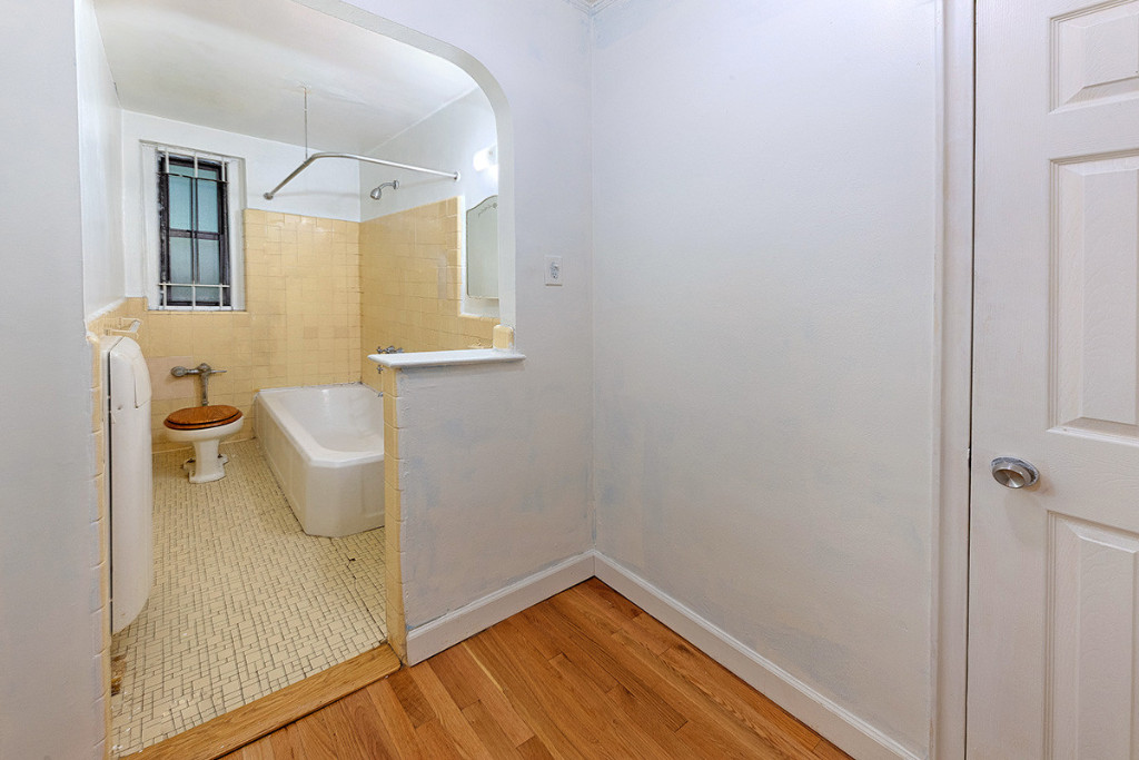 3017 Riverdale Avenue 2h Property Photo 6