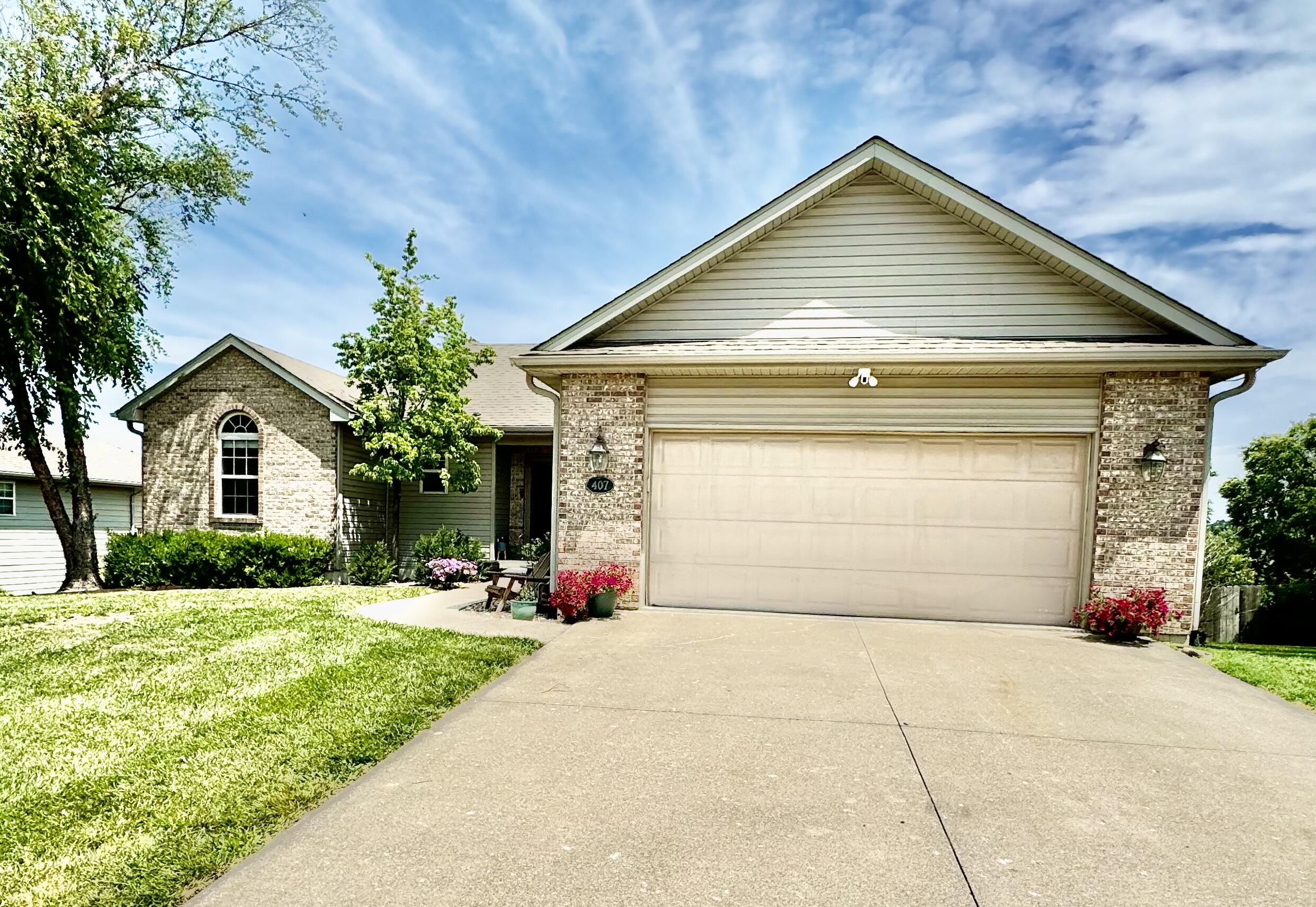 407 AMAZON DR Property Photo 1