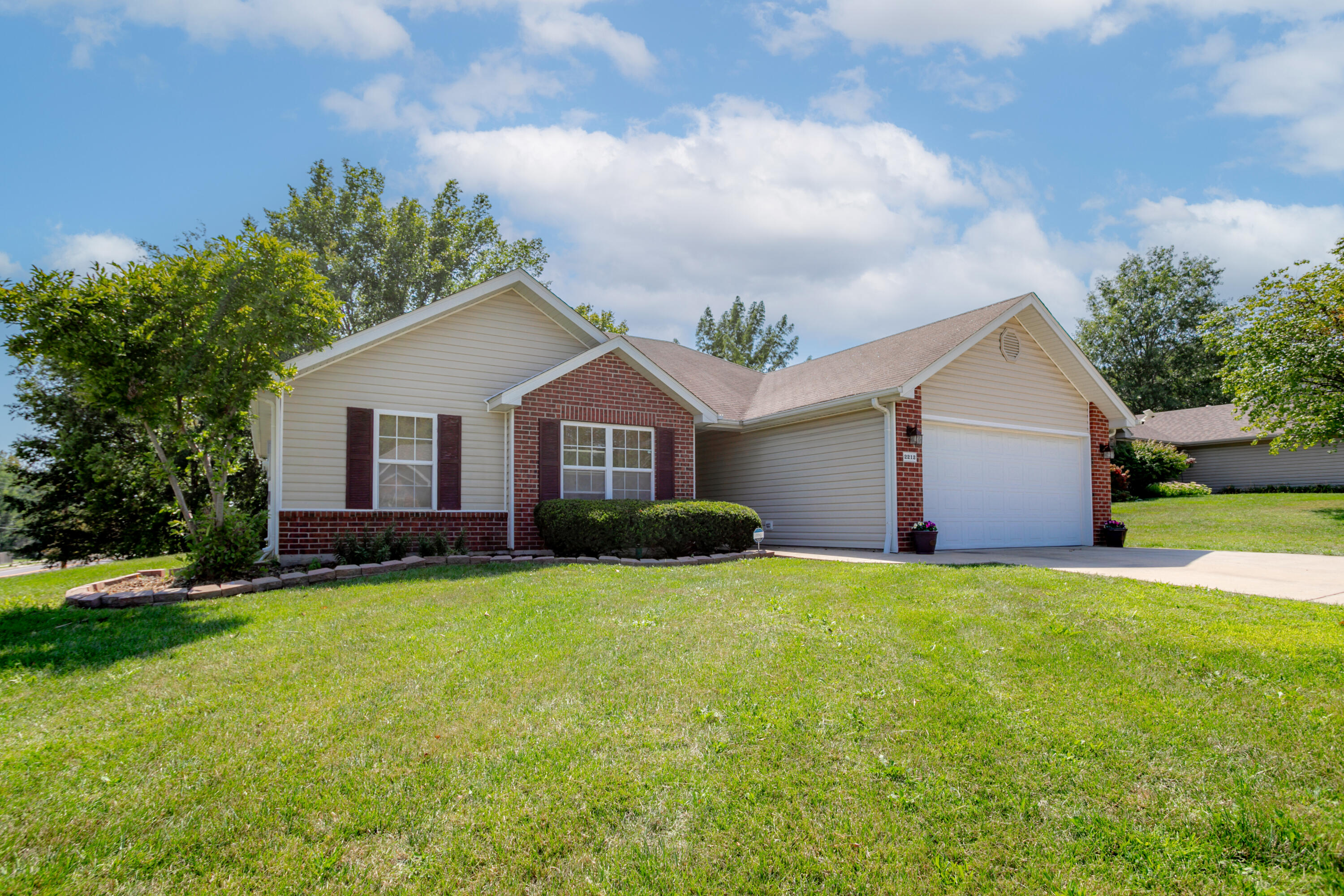 2212 MILLAY DR Property Photo 1