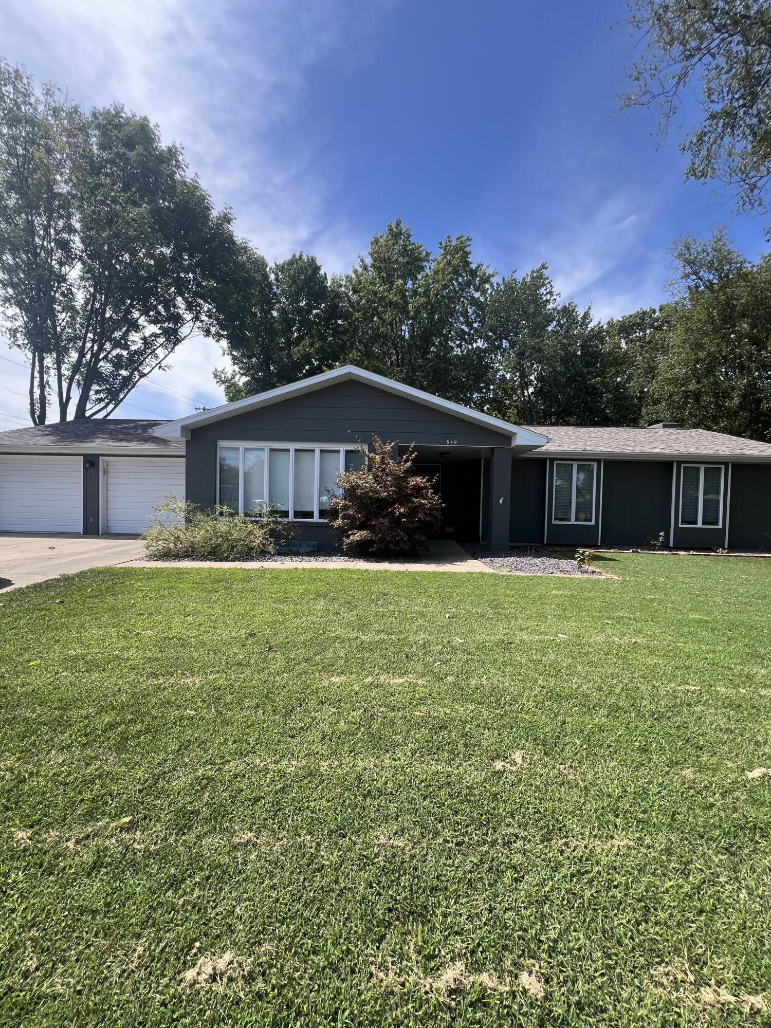 919 Briarwood Ln Property Photo 1