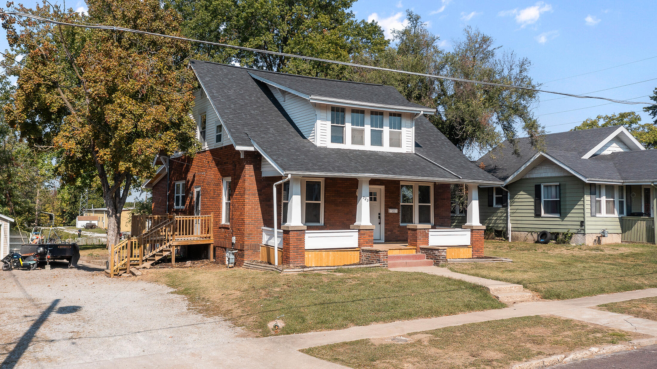 923 E Love St Property Photo