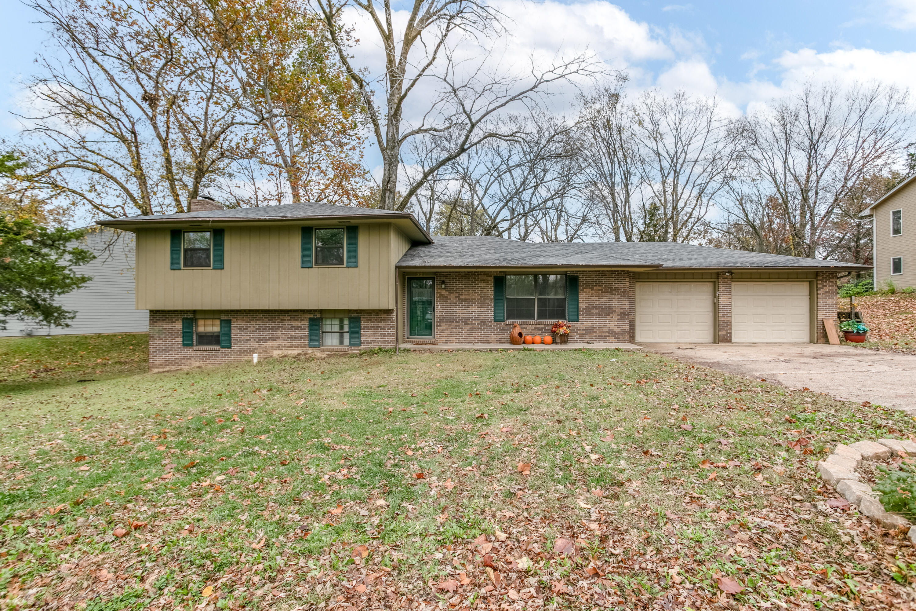327 N Cedar Lake Dr Property Photo 1
