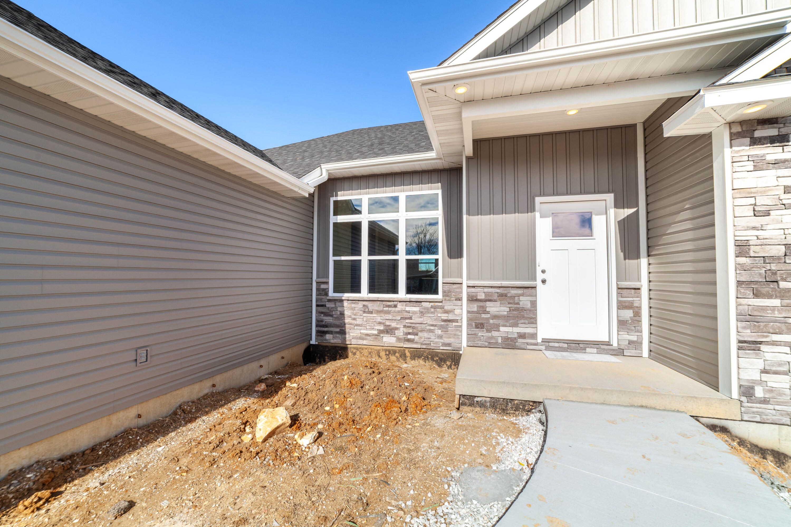 6051 Tamarack Dr Property Photo 3