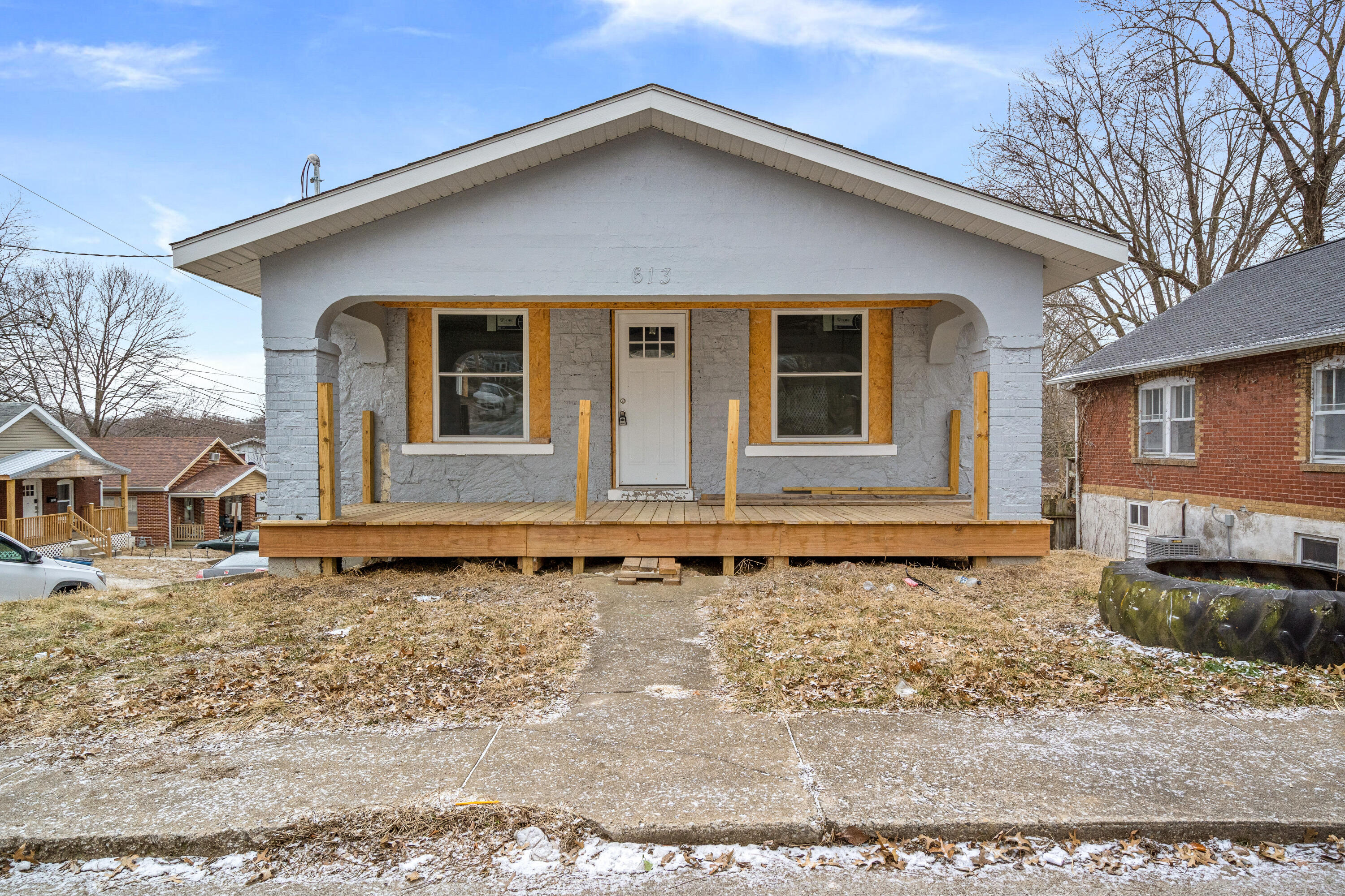 613 Houchin St Property Photo 1