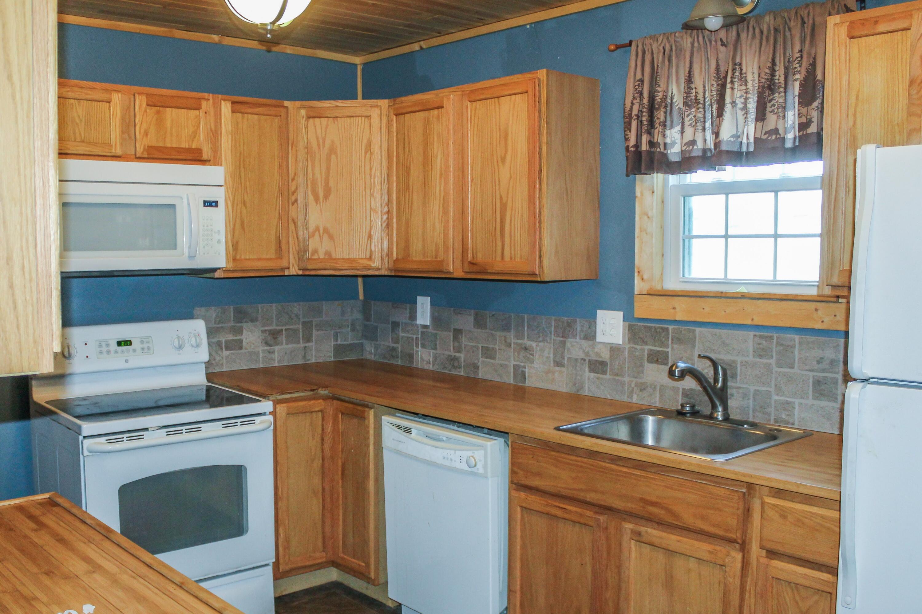 1136 Elm St Property Photo 3
