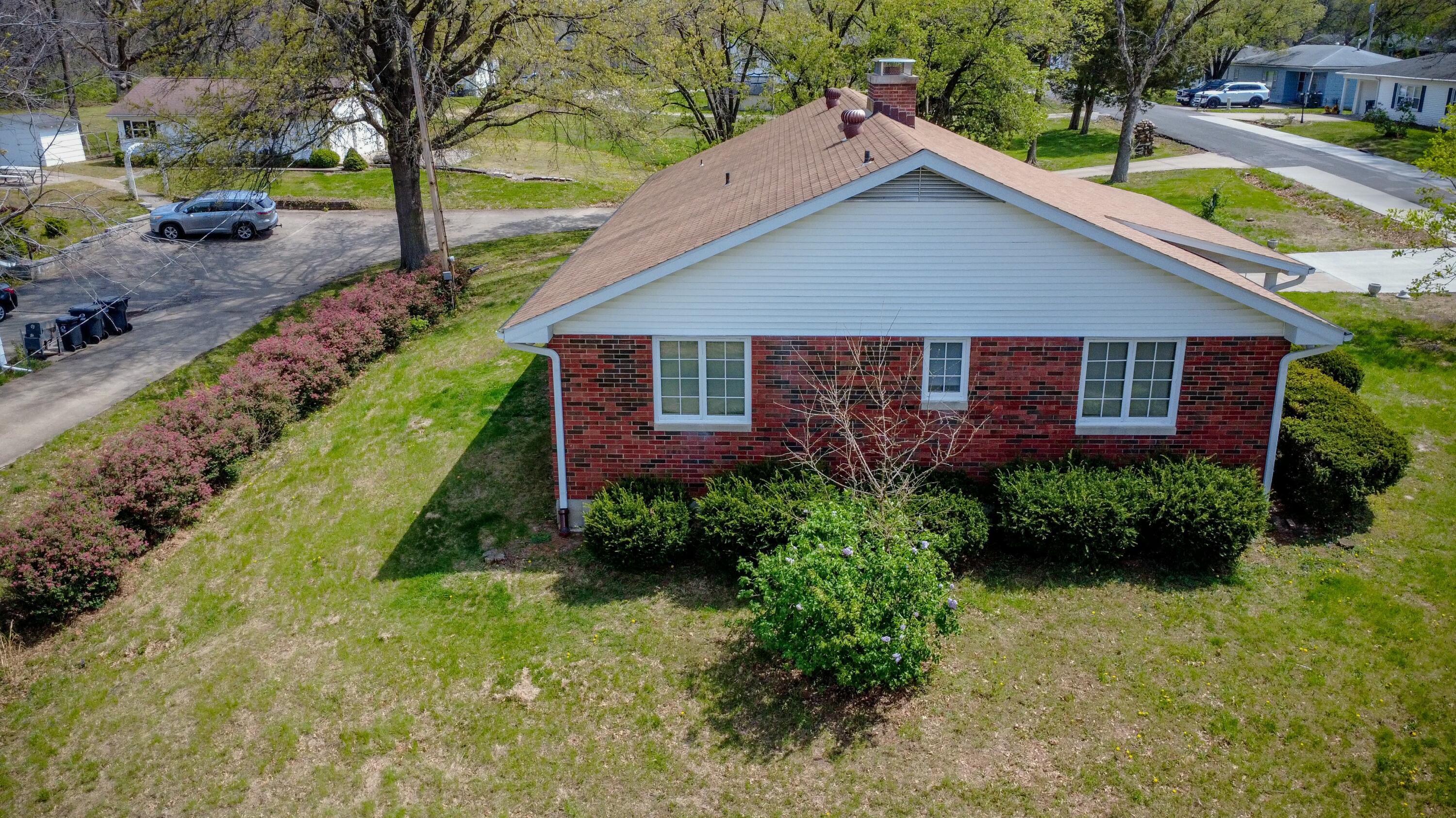 1541 Myra St Property Photo 4