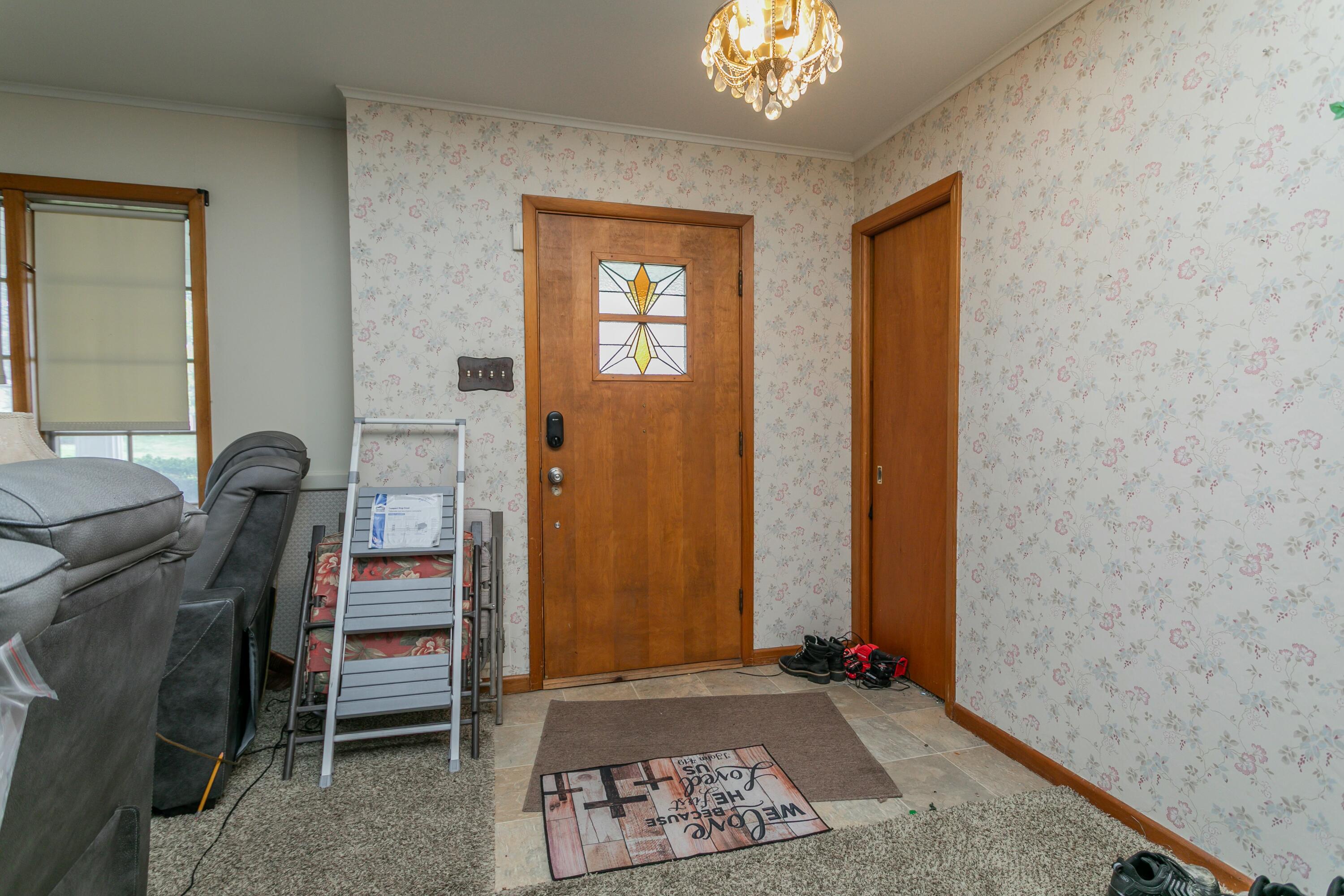 1541 Myra St Property Photo 5