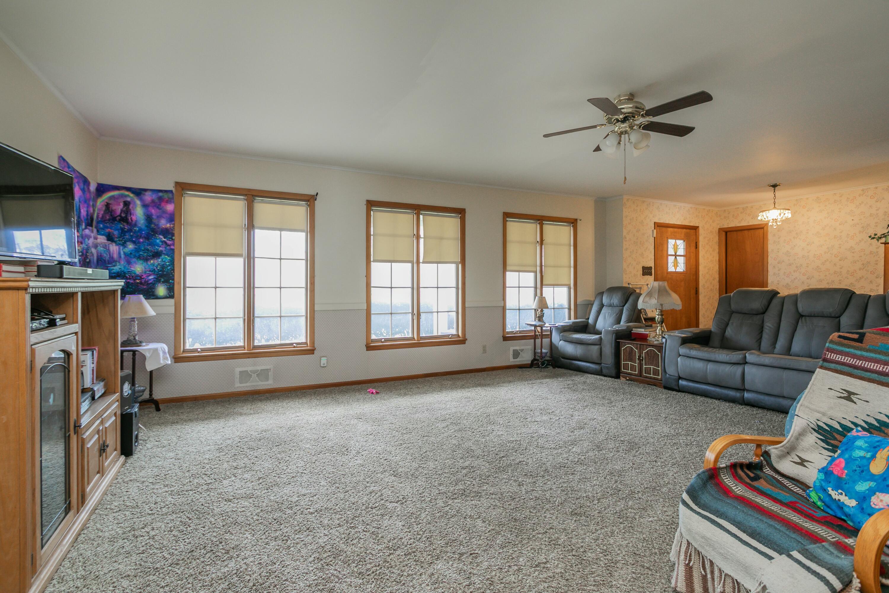 1541 Myra St Property Photo 6