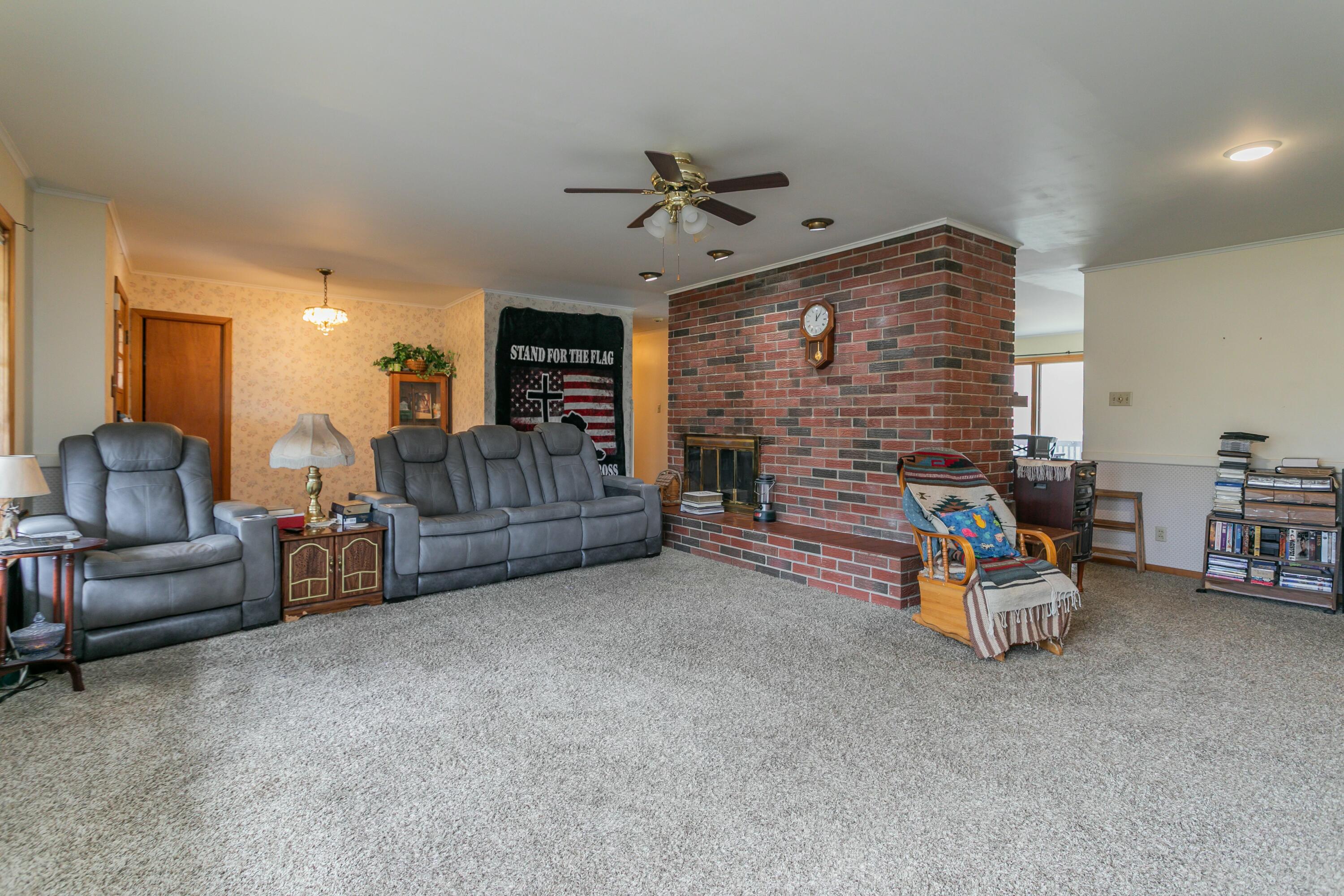 1541 Myra St Property Photo 7
