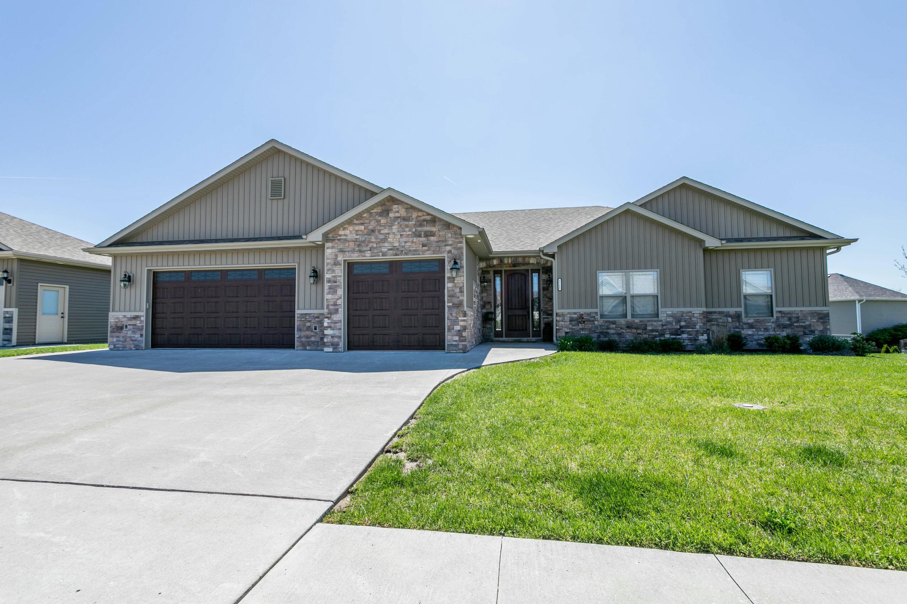5560 Charlotte Dr Property Photo 1