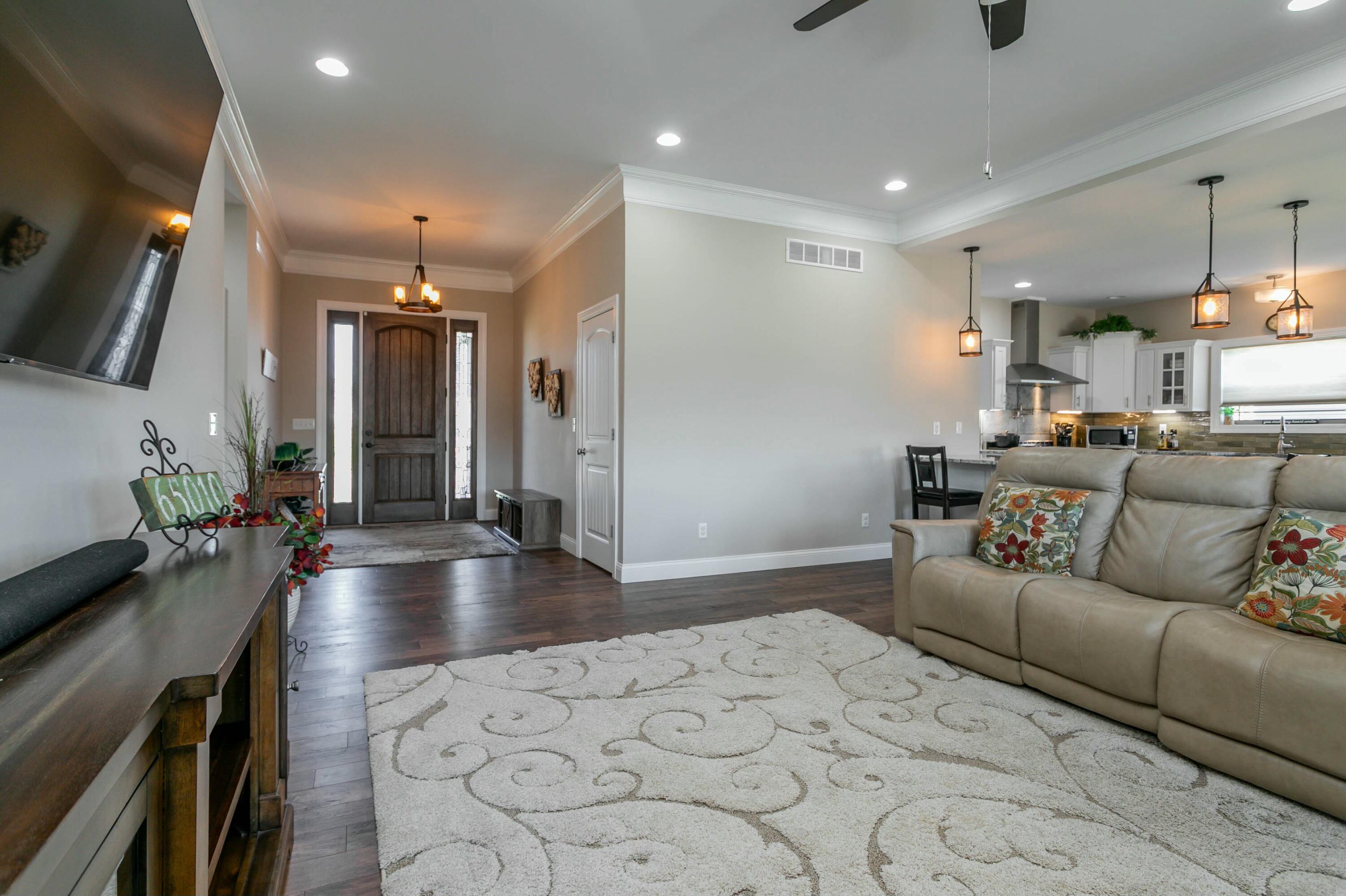 5560 Charlotte Dr Property Photo 3