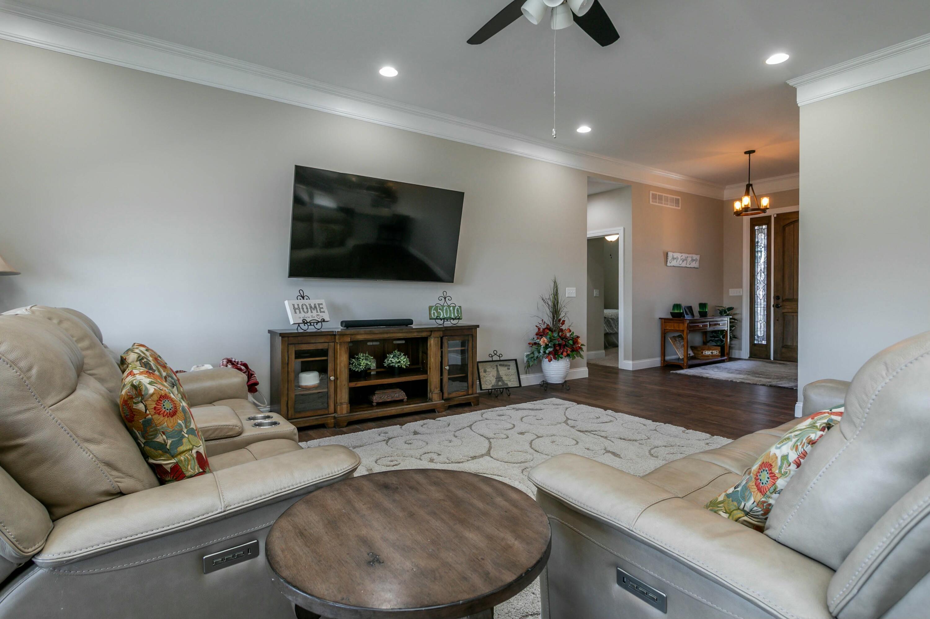 5560 Charlotte Dr Property Photo 6