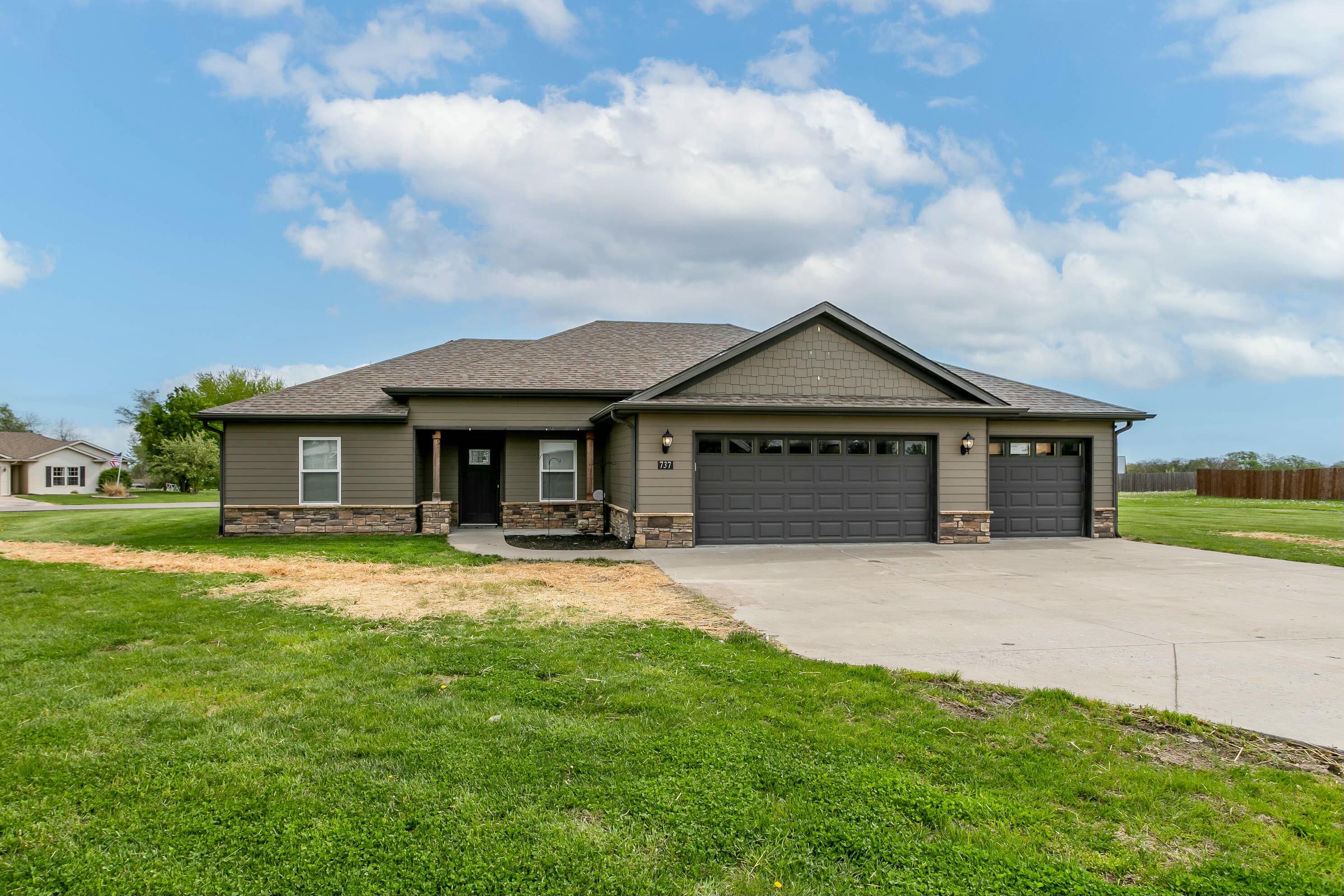737 SELLS CT Property Photo 1