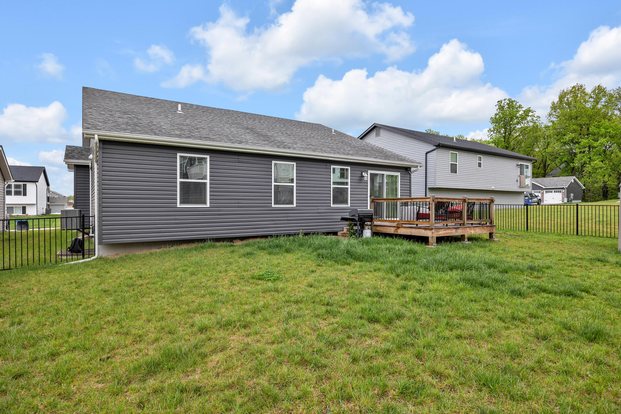 1103 Baseball Dr Property Photo 4