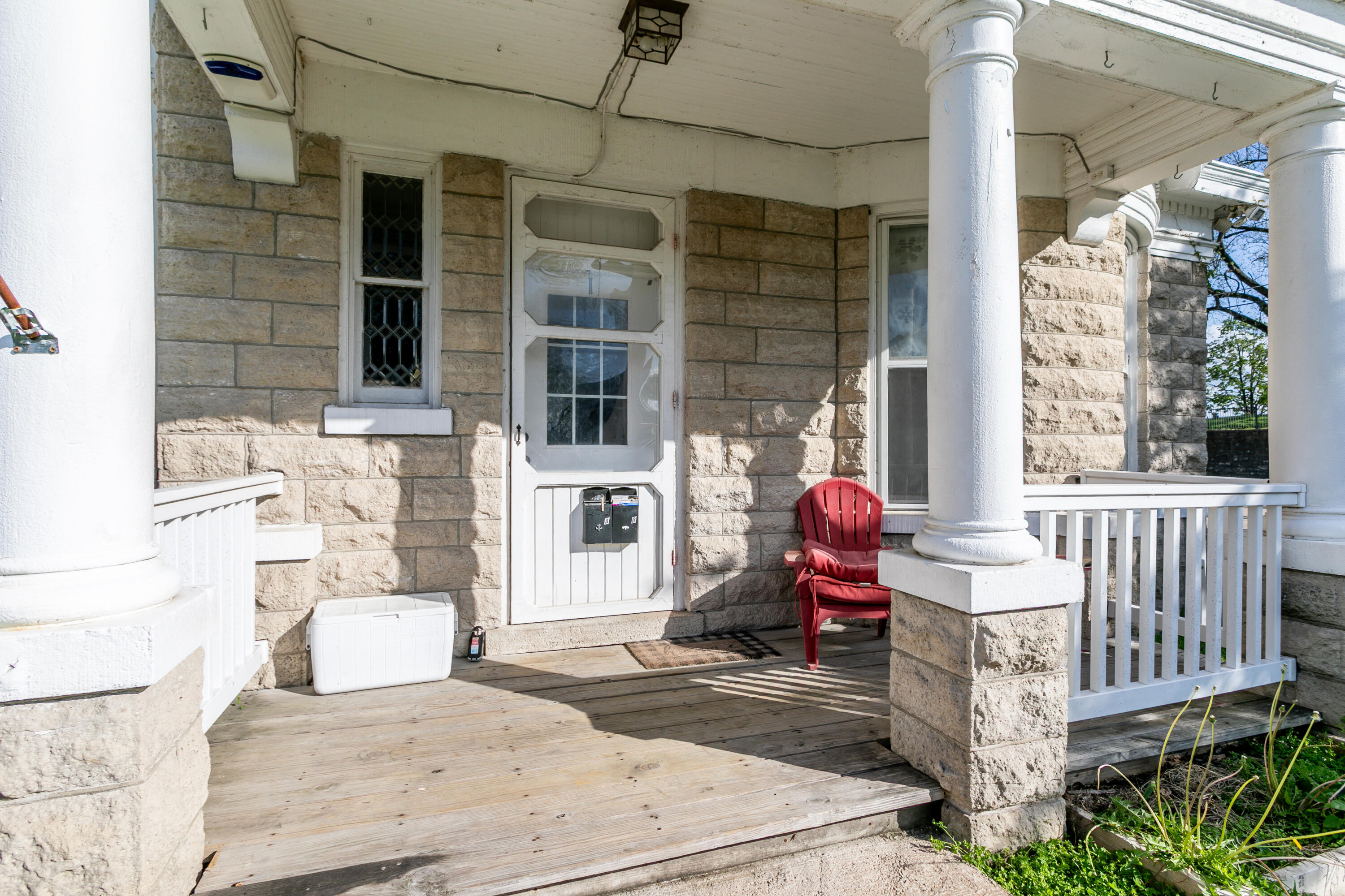 327 Ash St Property Photo 4
