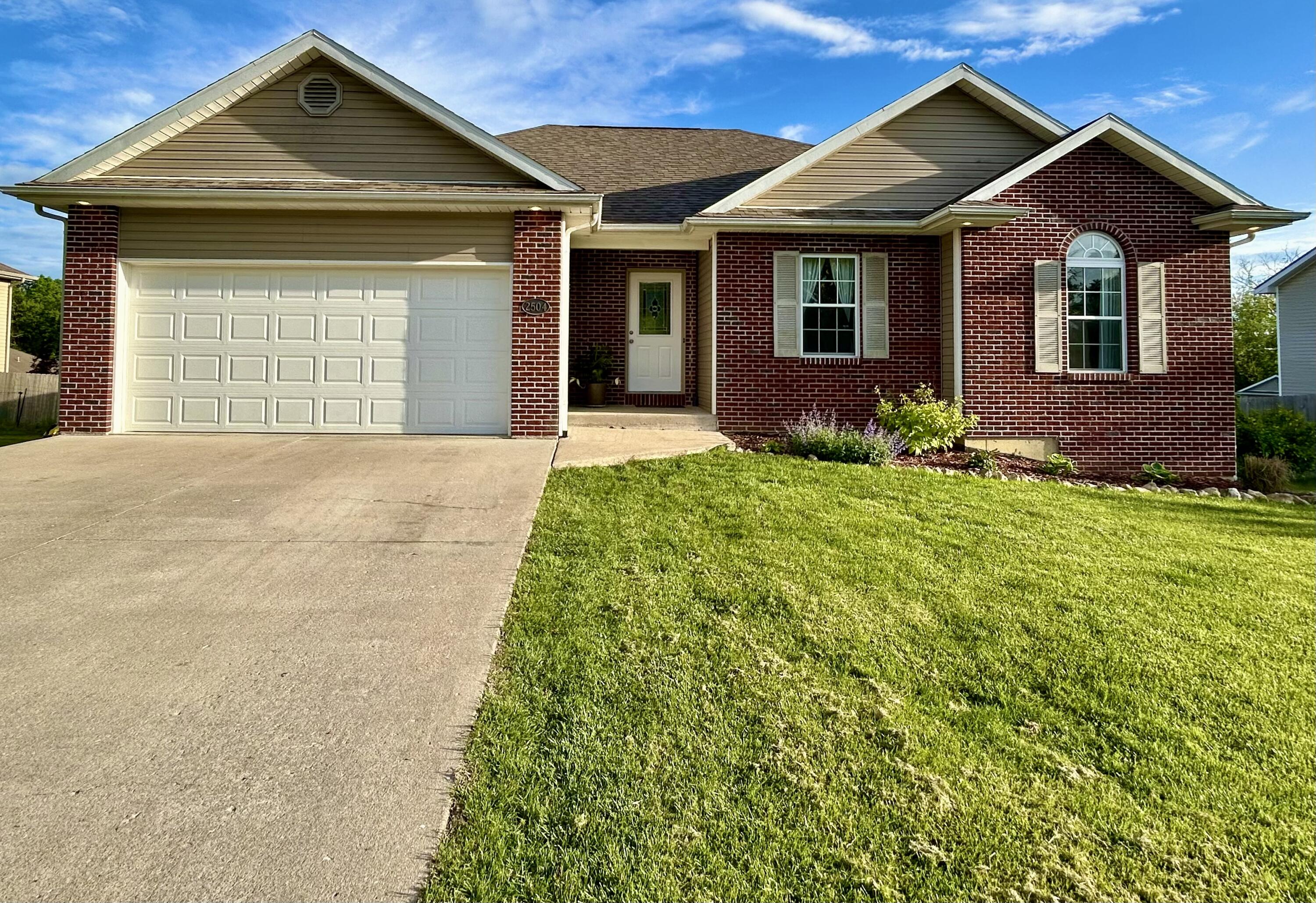 2504 Oakfield Dr Property Photo 1