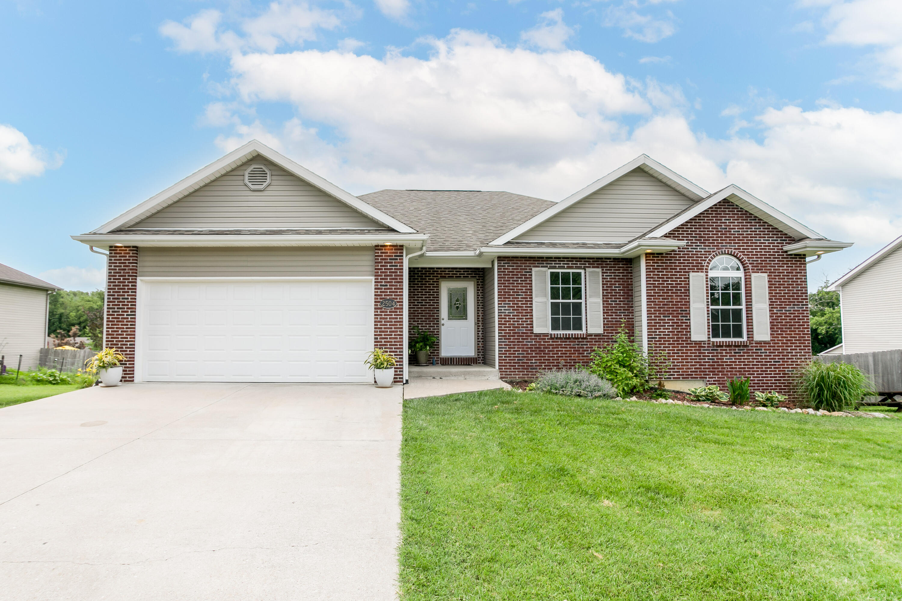 2504 Oakfield Dr Property Photo 1