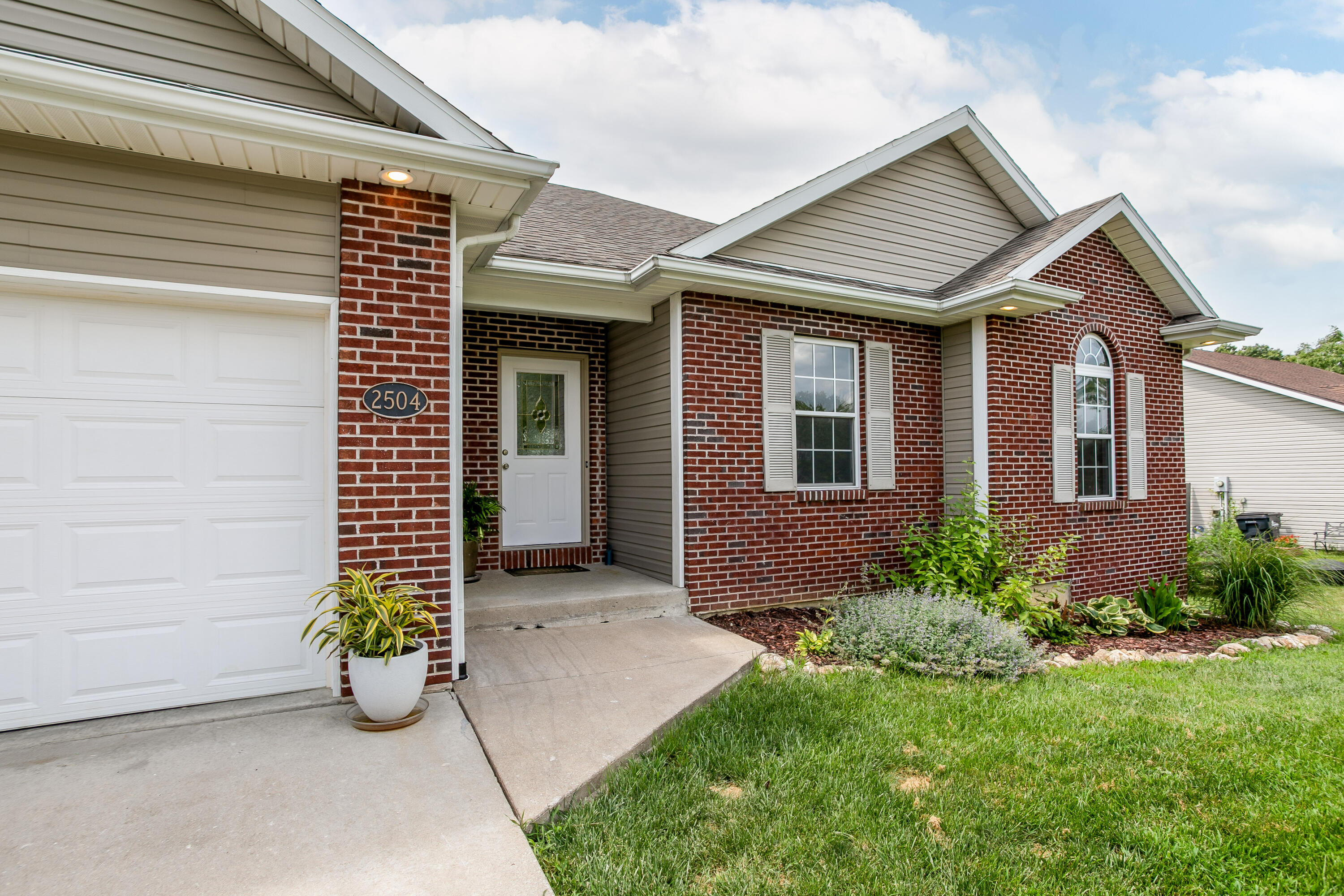 2504 Oakfield Dr Property Photo 2