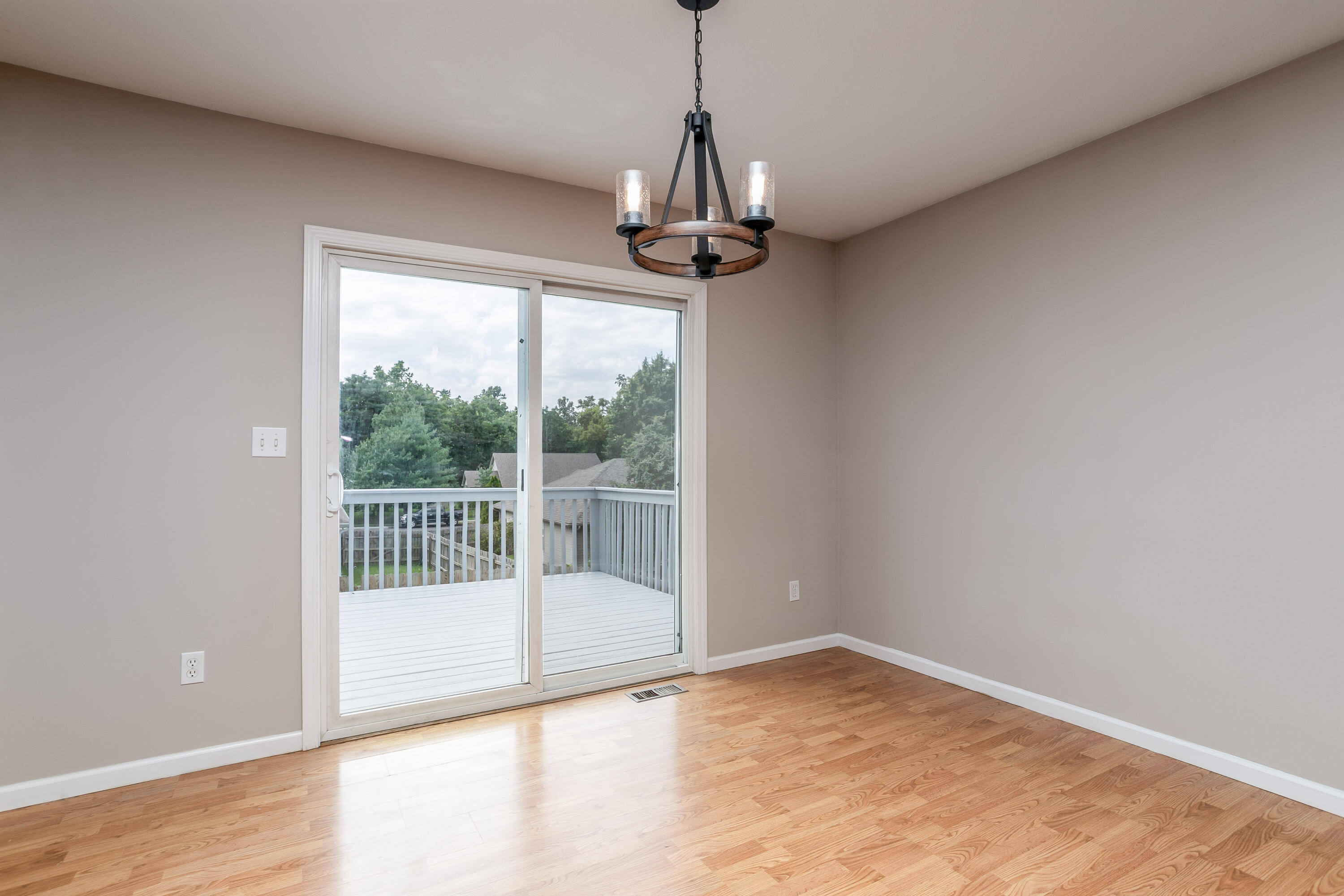 2504 Oakfield Dr Property Photo 9