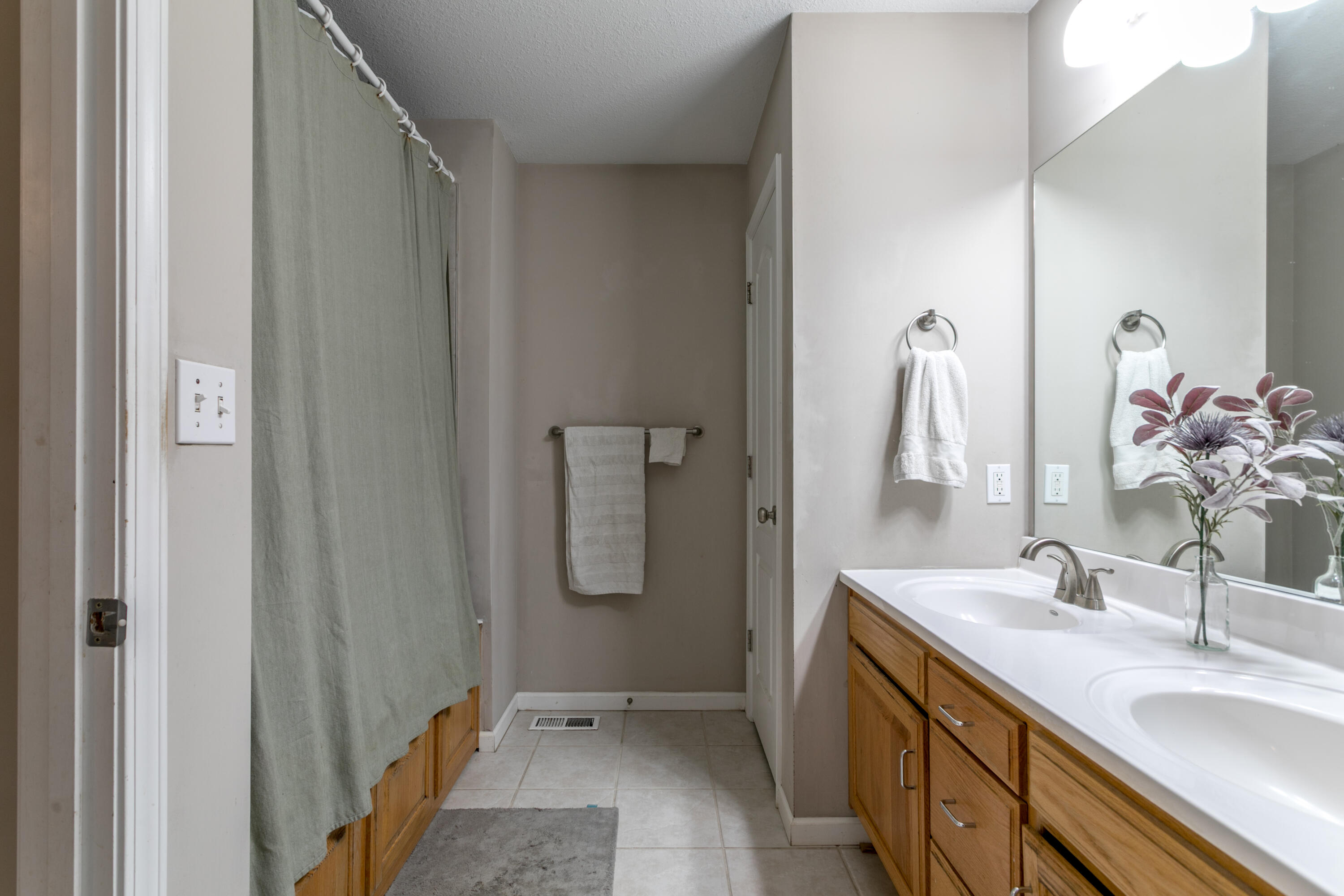 2504 Oakfield Dr Property Photo 13