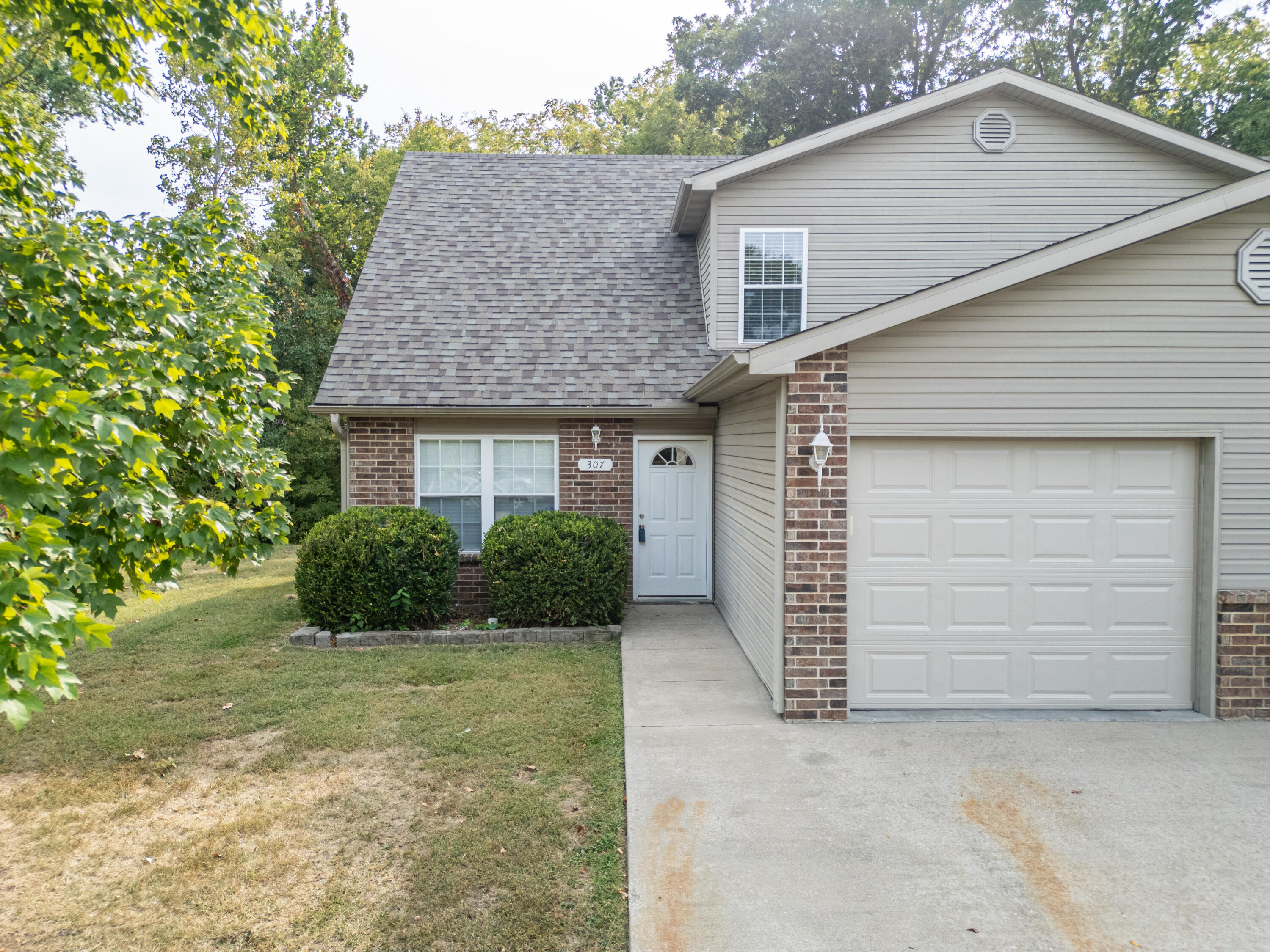 307 Burnside Dr Property Photo 1