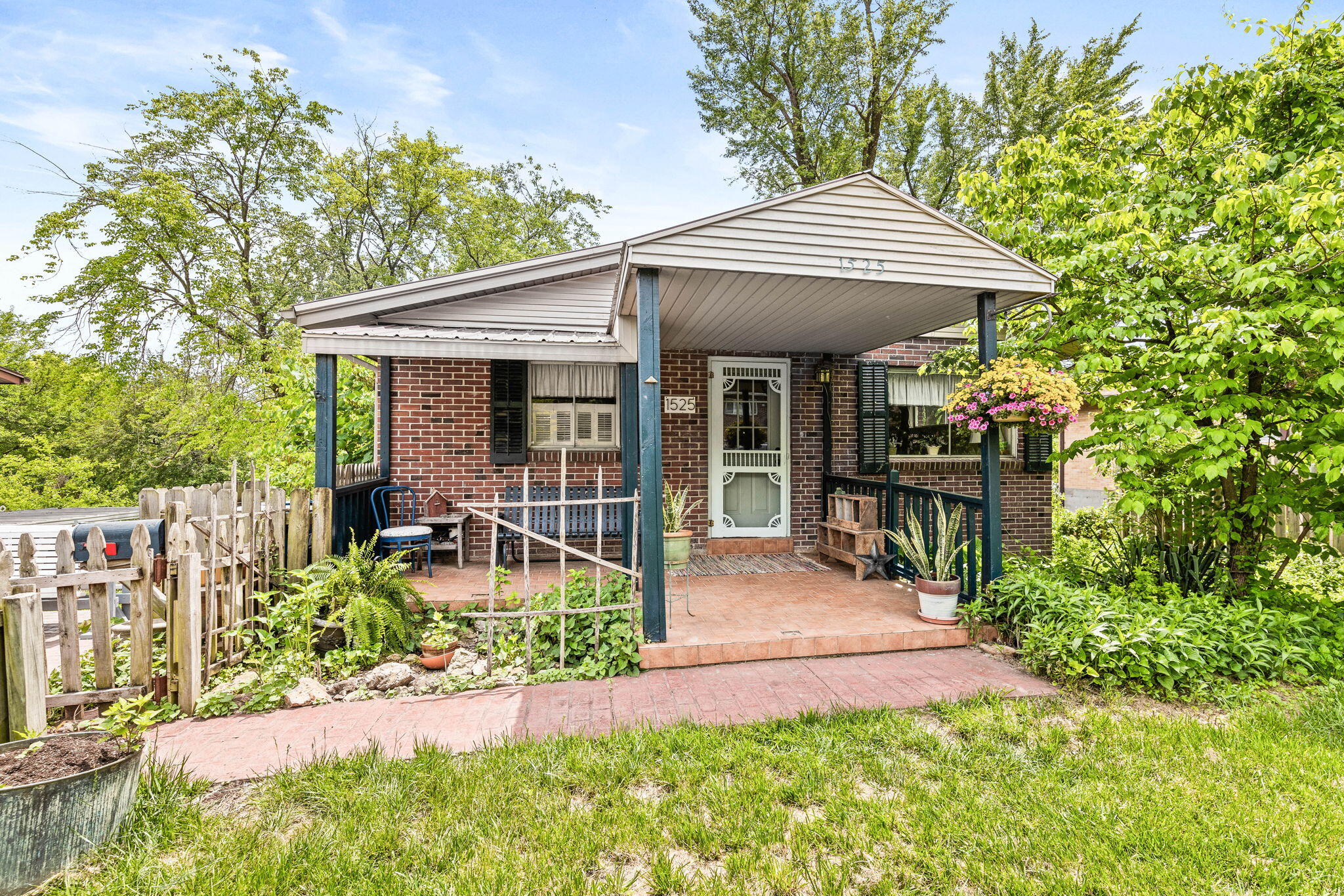1525 Ridgewood Dr Property Photo 1