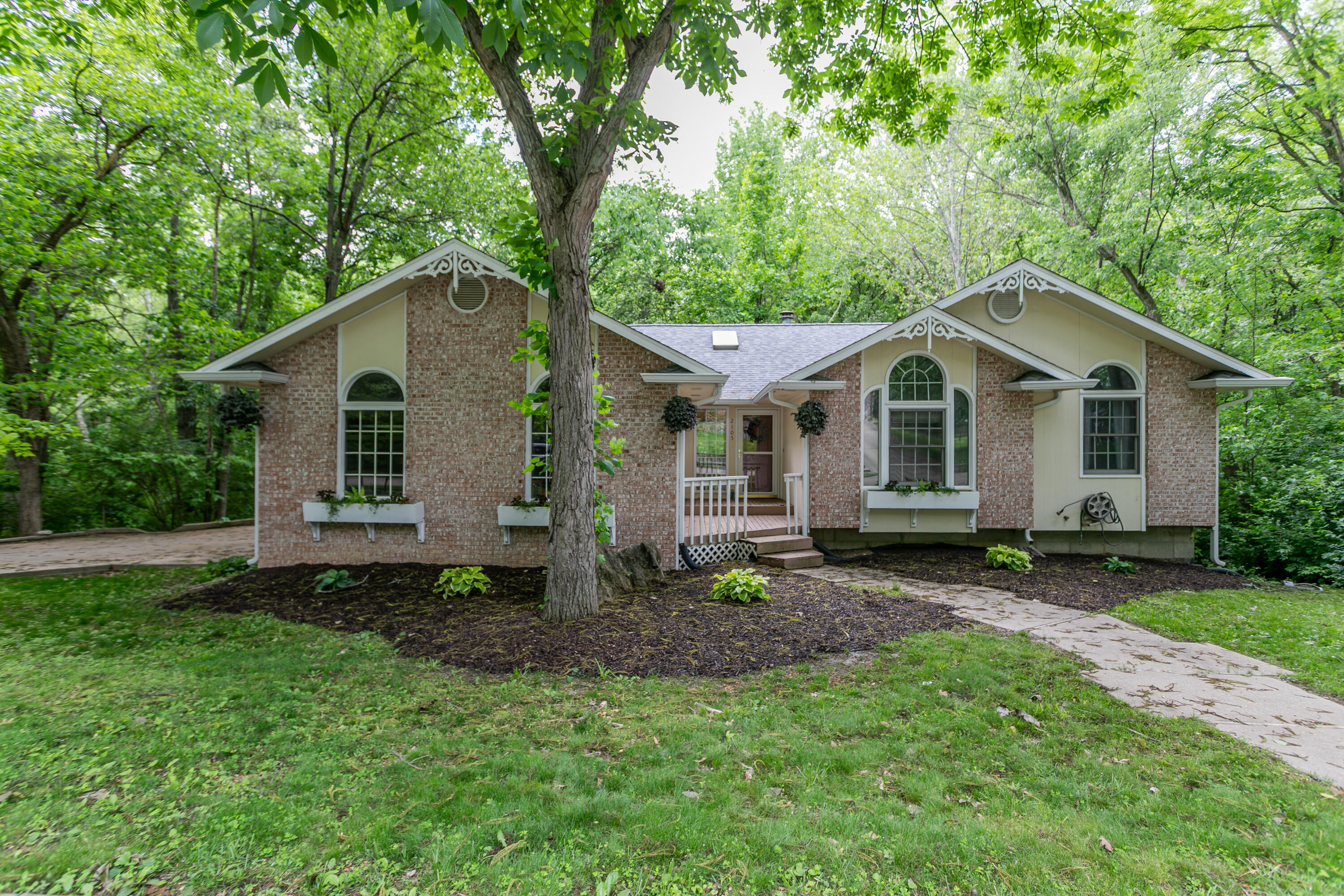 2105 Oak Point Ct Property Photo 1