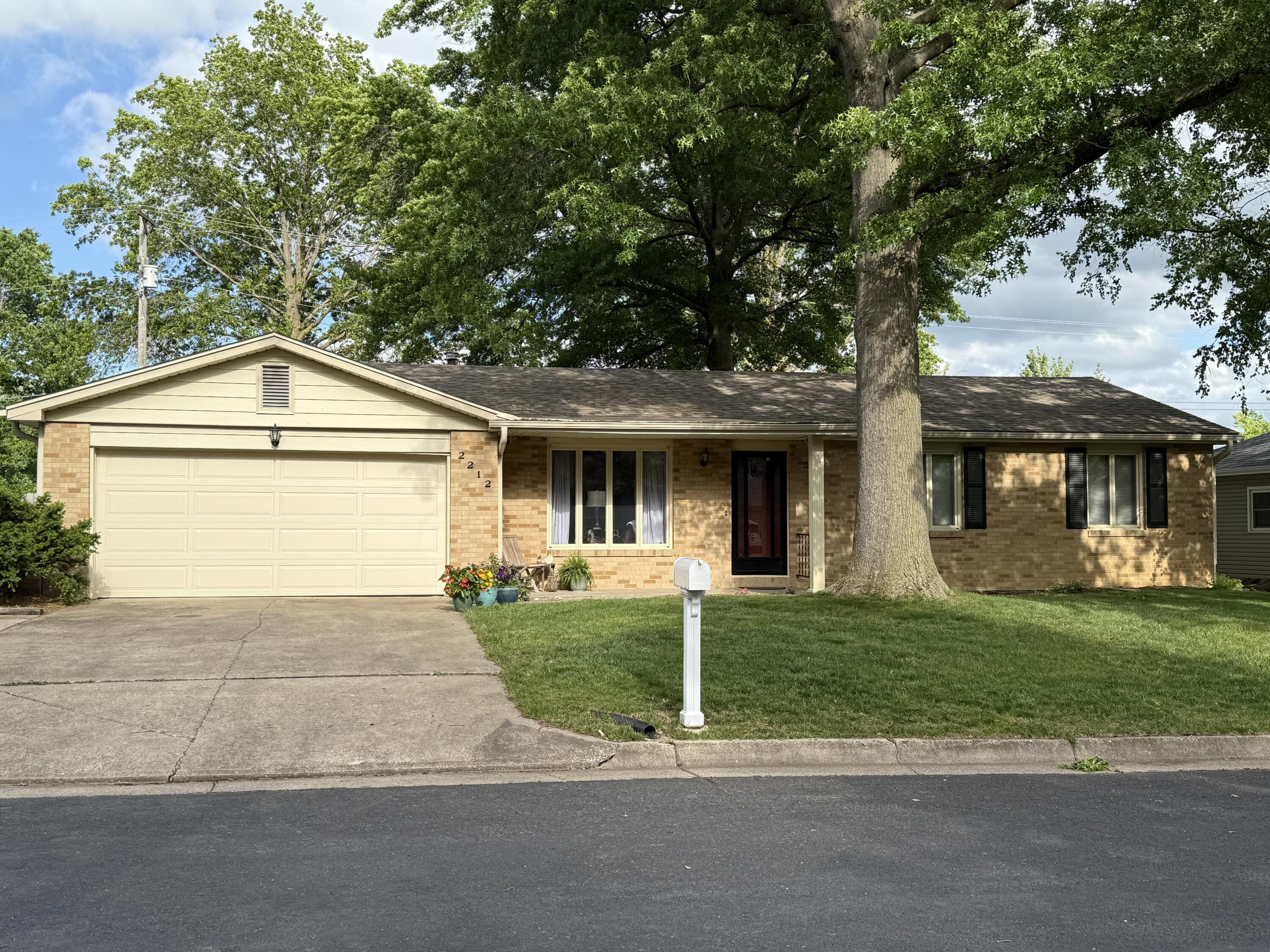 2212 IRIS DR Property Photo 1