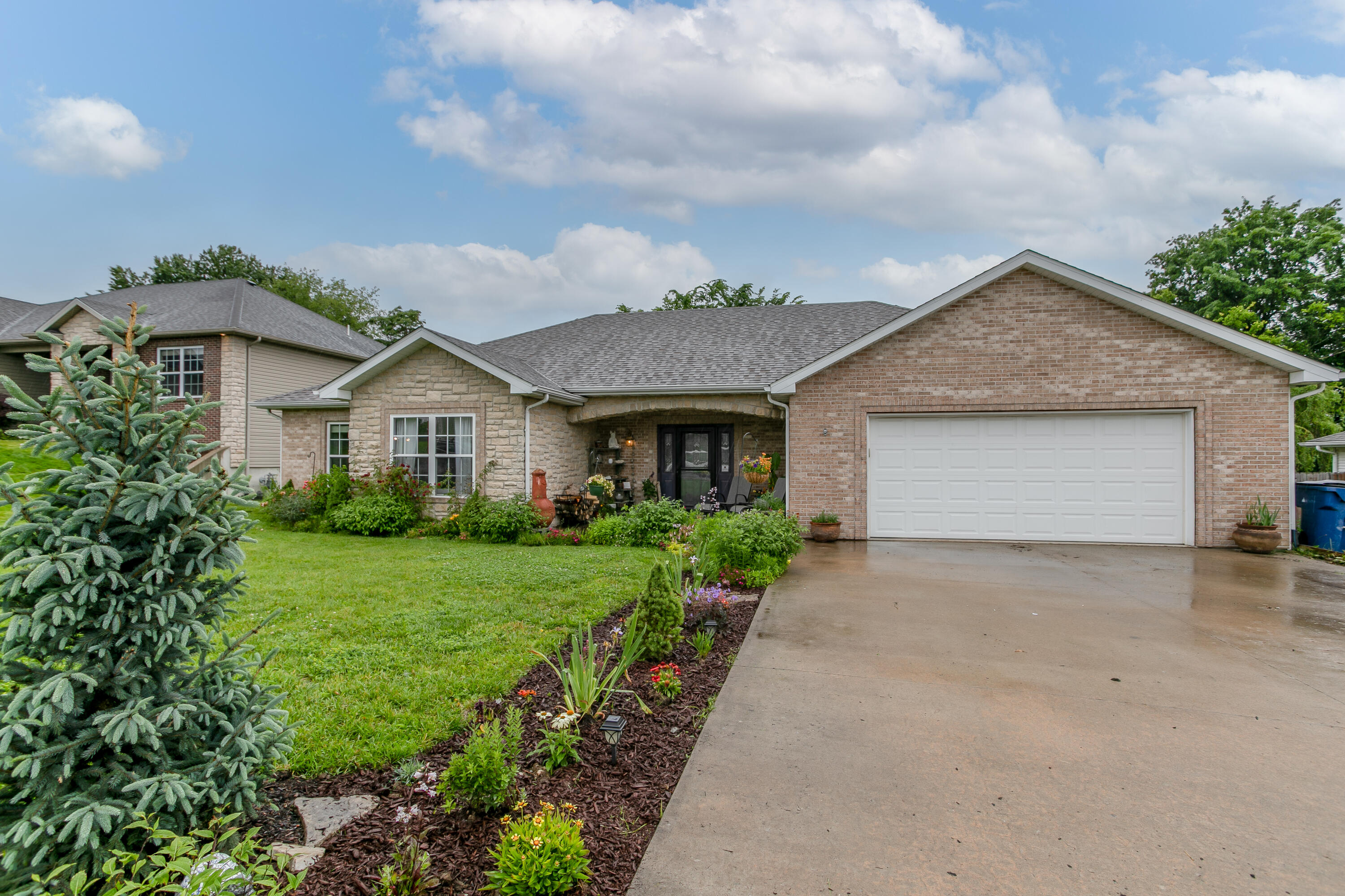 205 Jameson Dr Property Photo 1