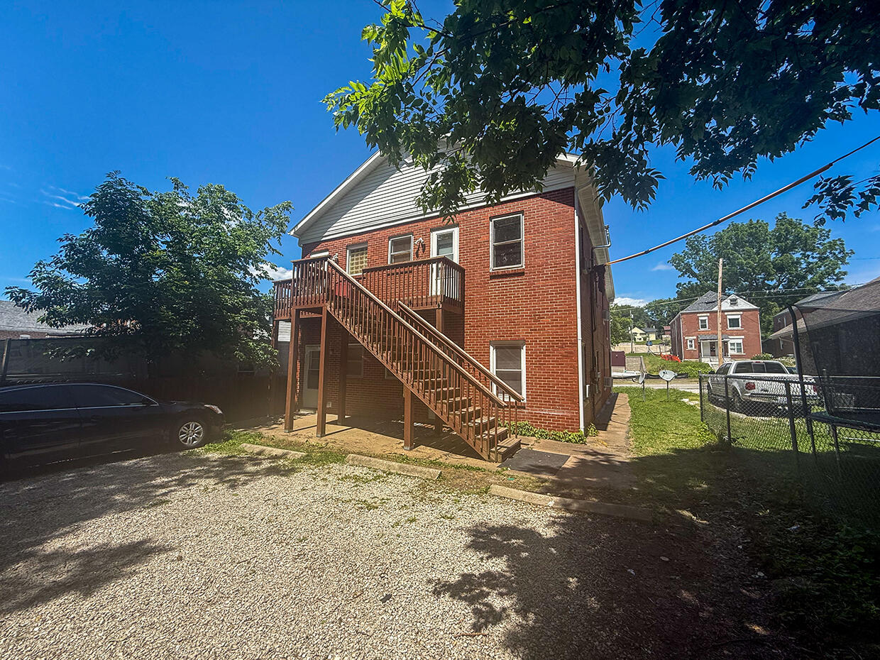 712 E Mccarty St Property Photo 1