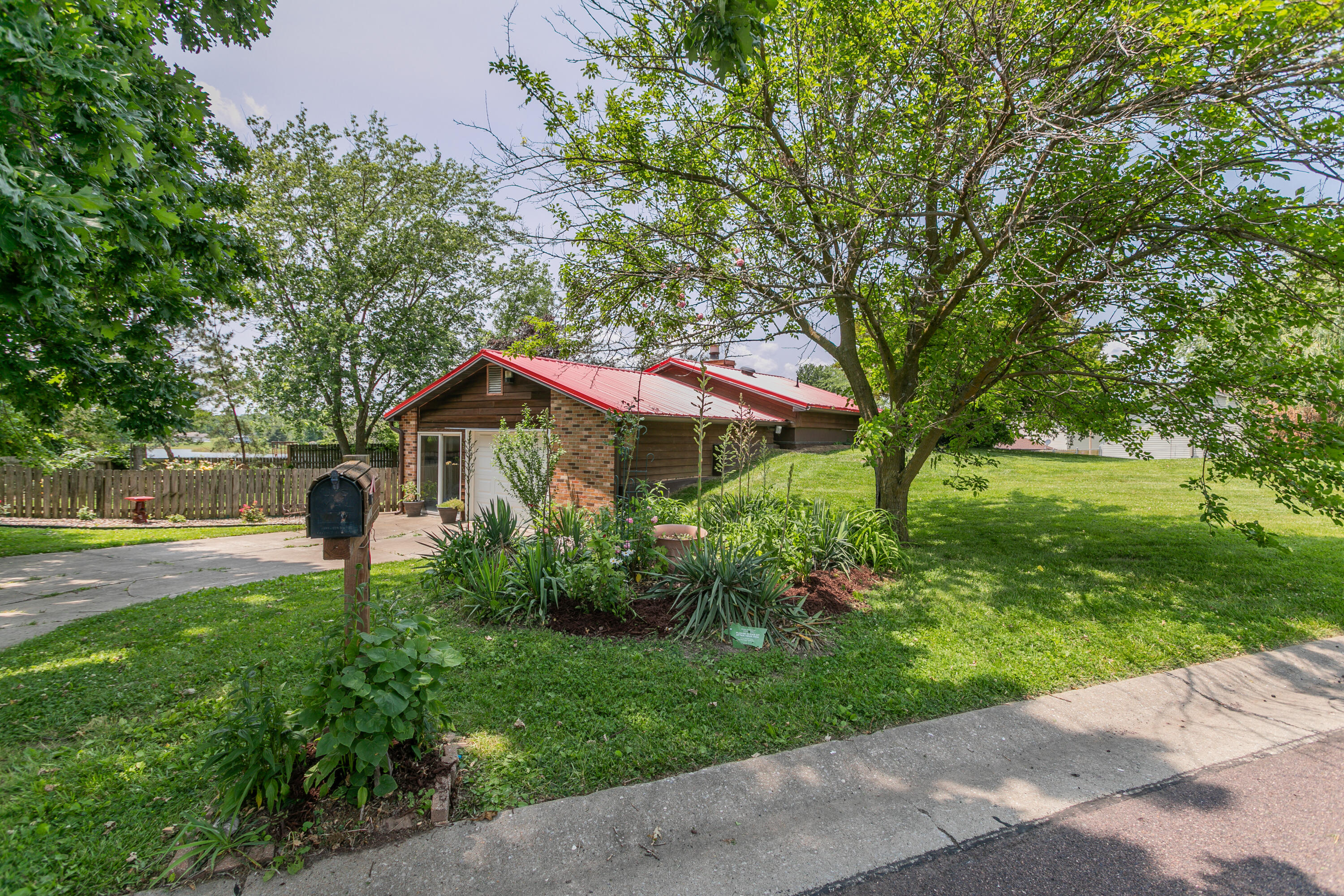 7901 N Chesley Dr Property Photo 1