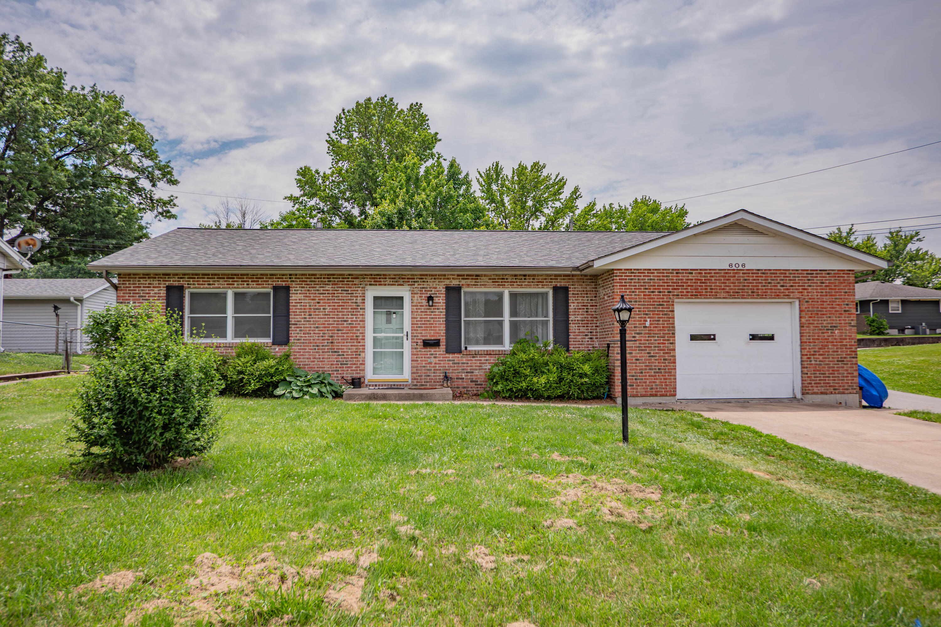606 LONGVIEW WEST Property Photo 1