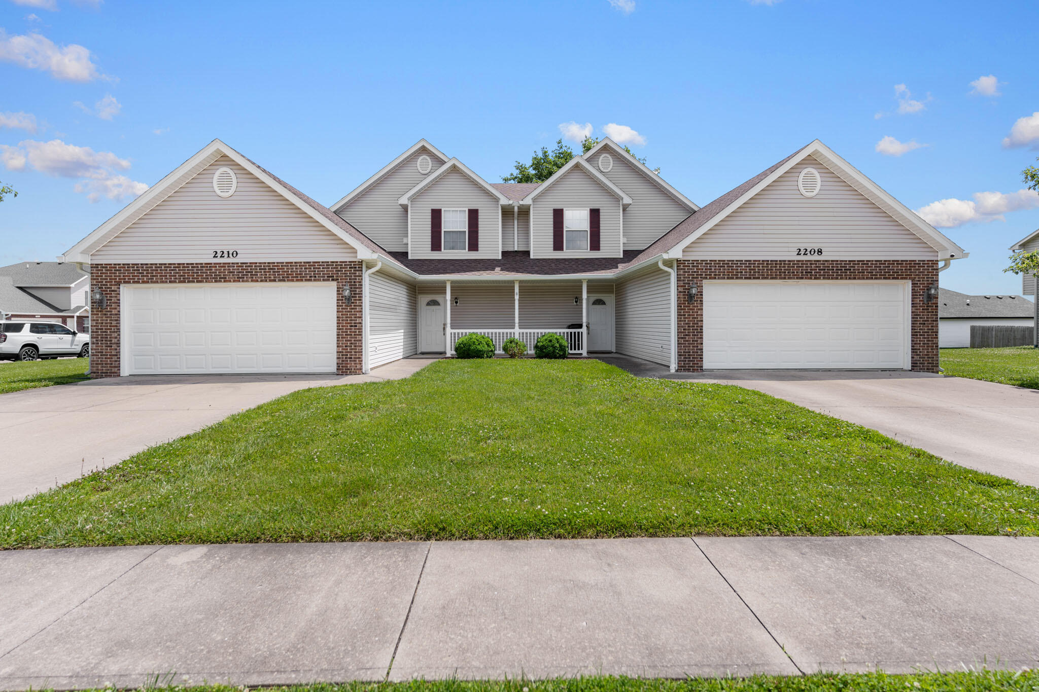 2208-2210 SHAMROCK DR Property Photo 1