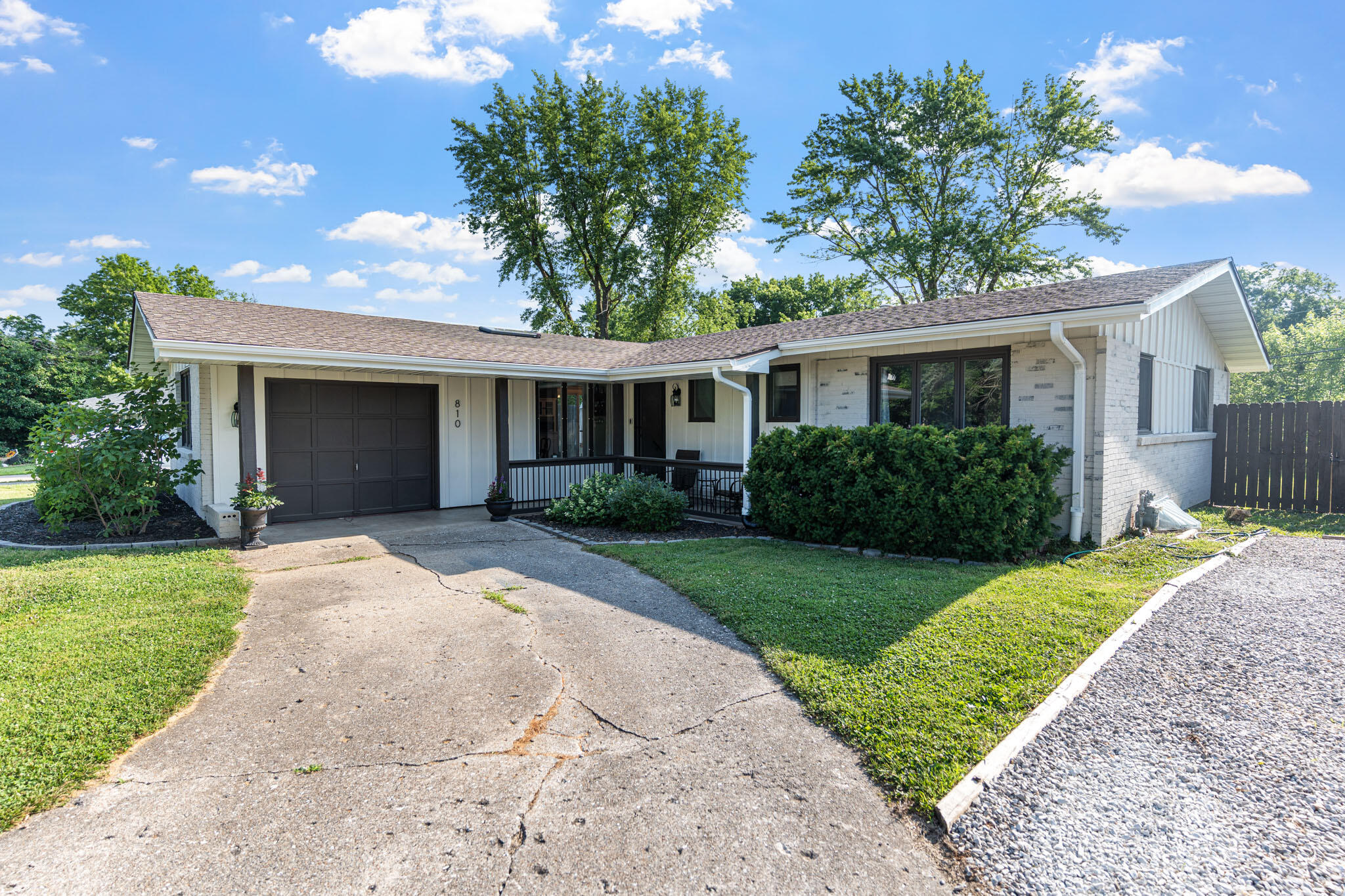 810 Oak Lawn Dr Property Photo 1