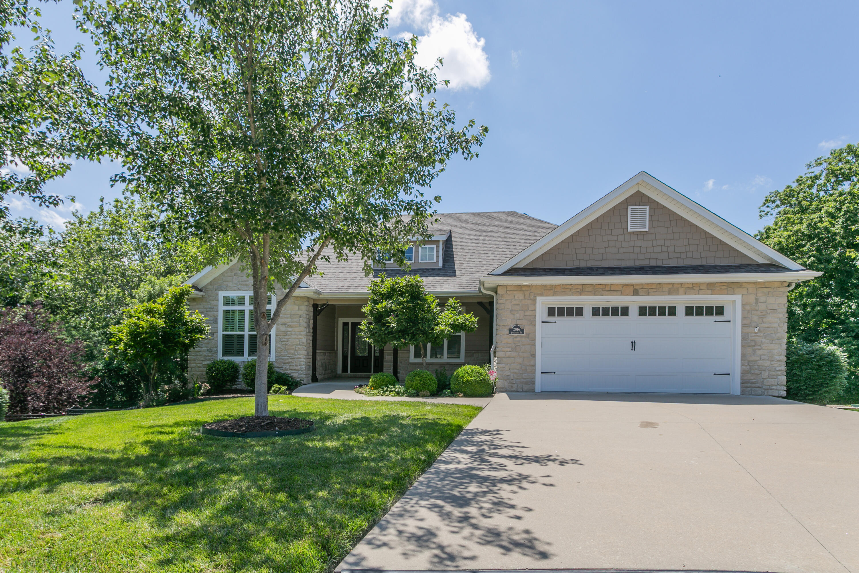 2016 Devonshire Dr Property Photo 1