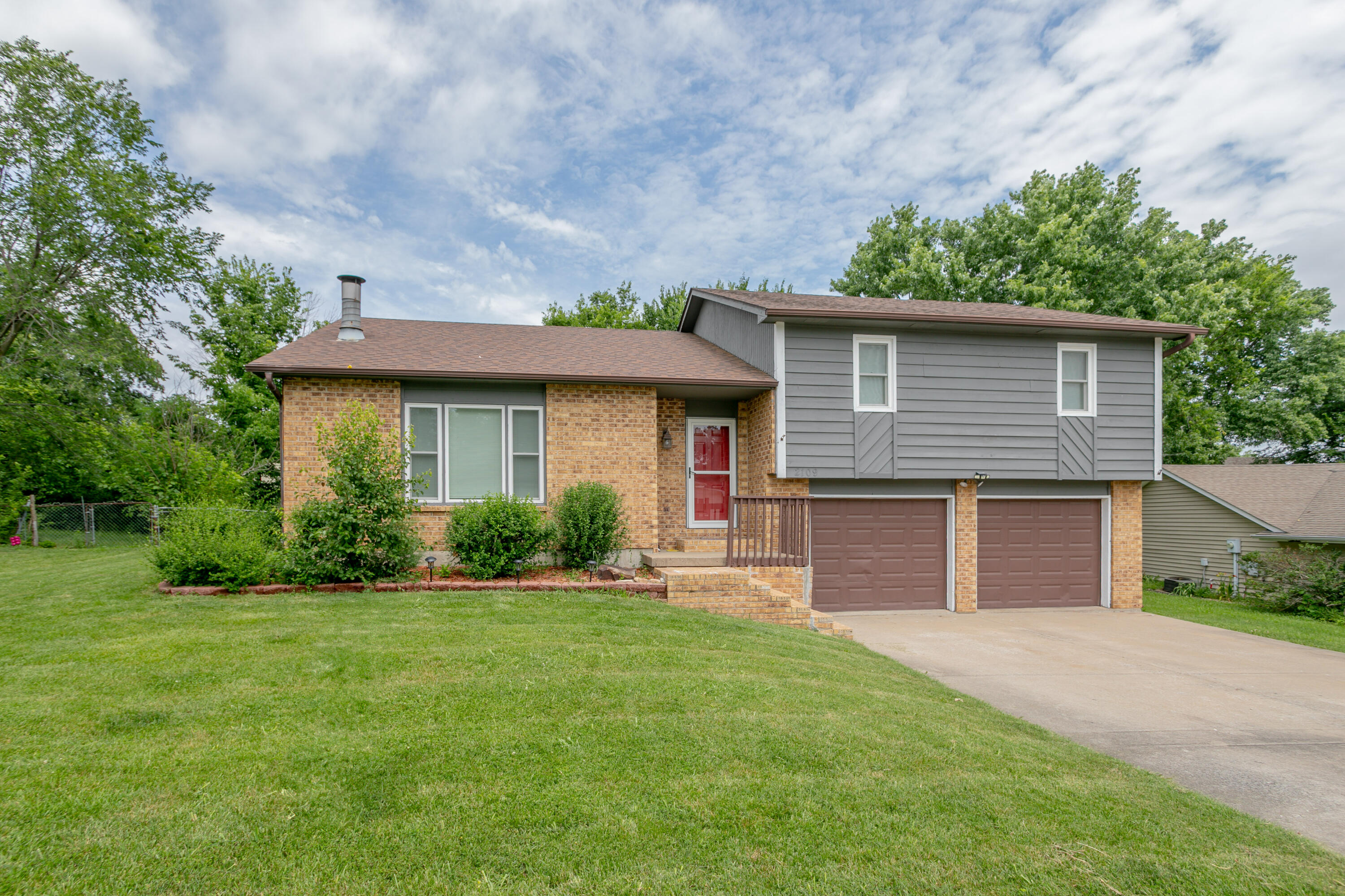 2109 Bridgewater Dr Property Photo 1
