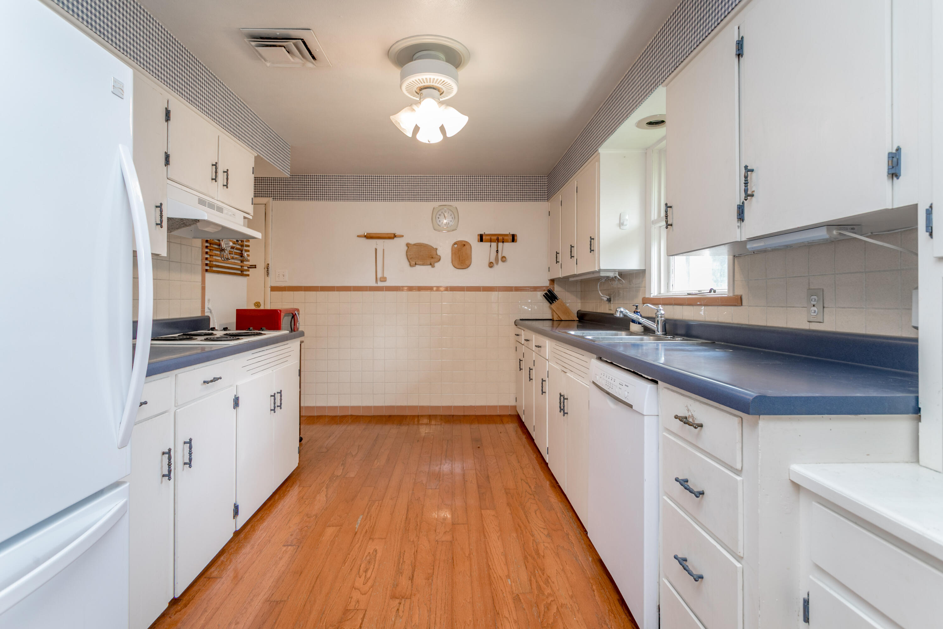 340 Crown Pt Property Photo 8