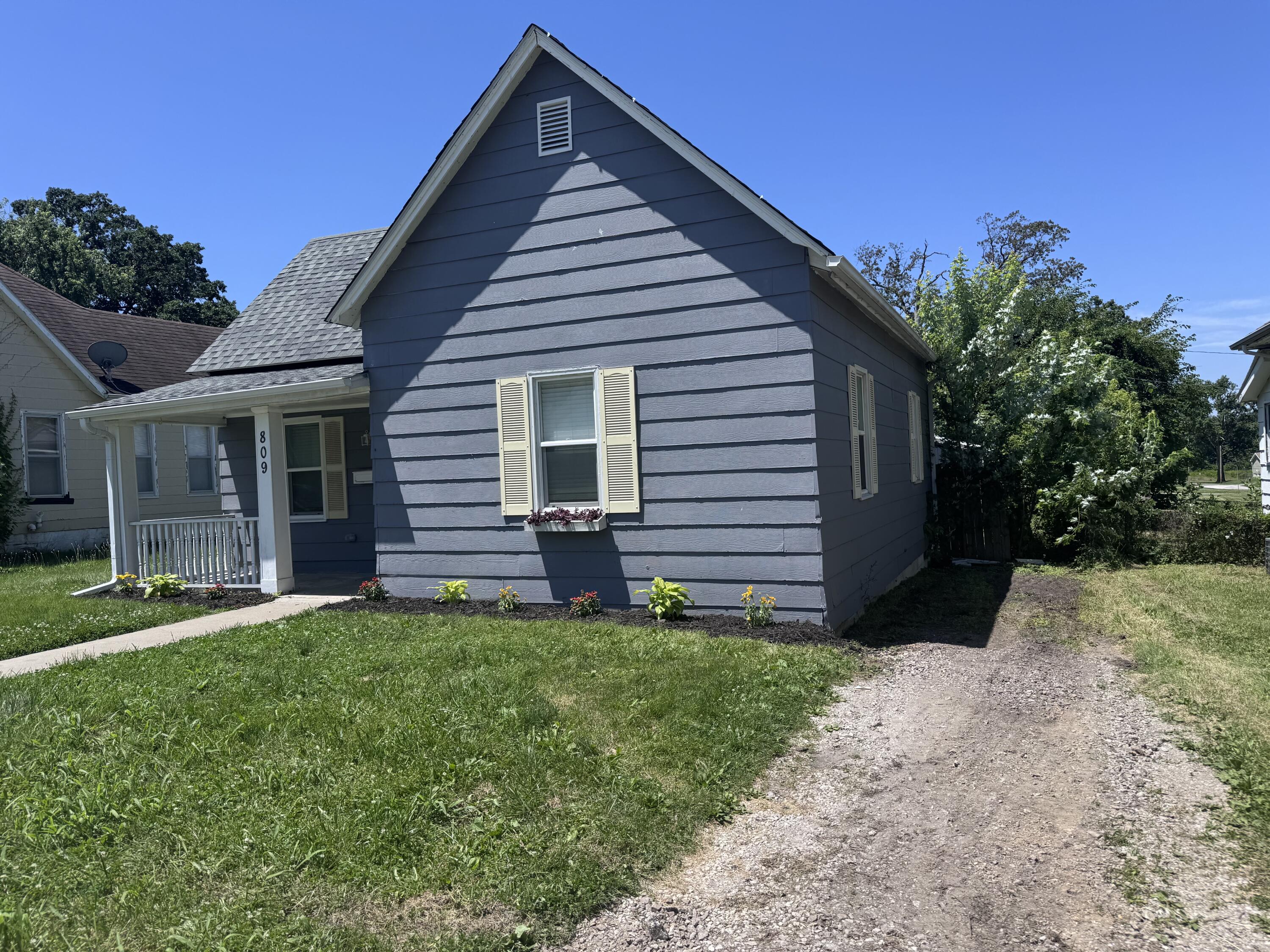 809 S 4th St Property Photo 2