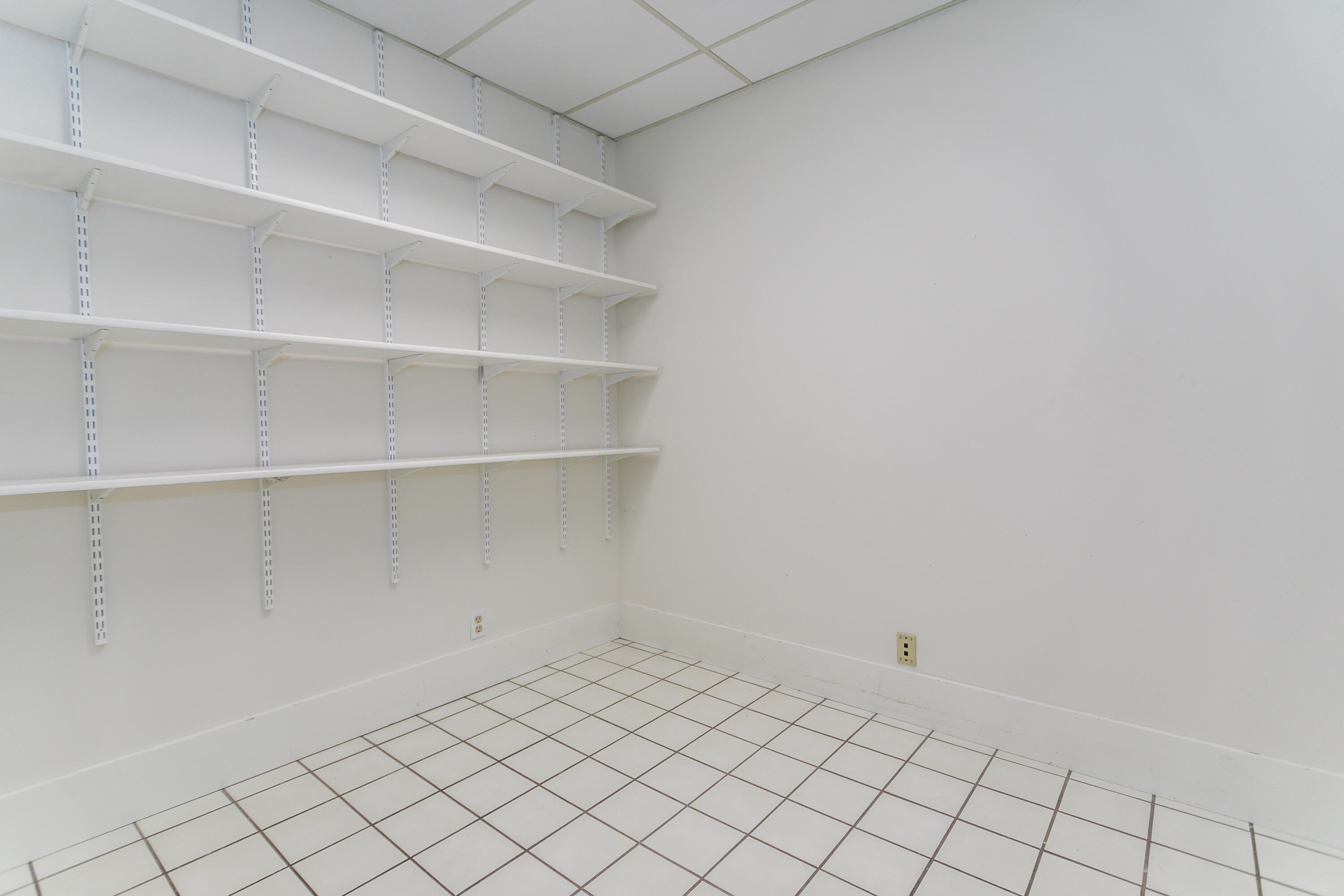 825 E Walnut St Property Photo 17