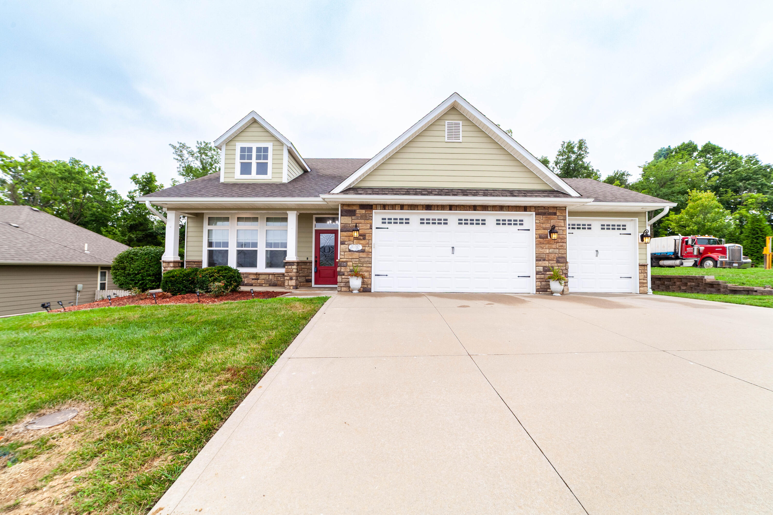 4810 Mcmickle Dr Property Photo 1