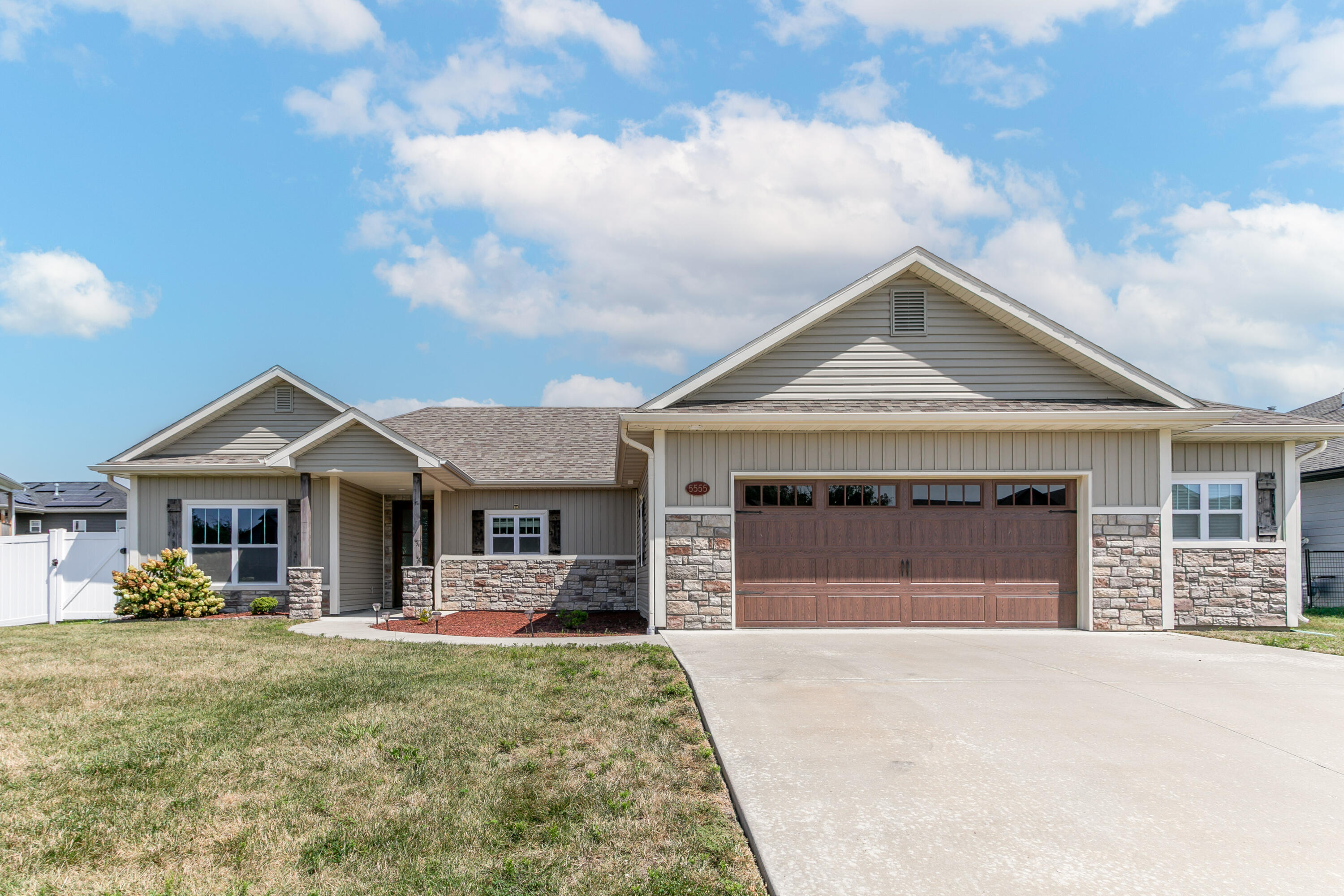 5555 Kingfisher Dr Property Photo 1